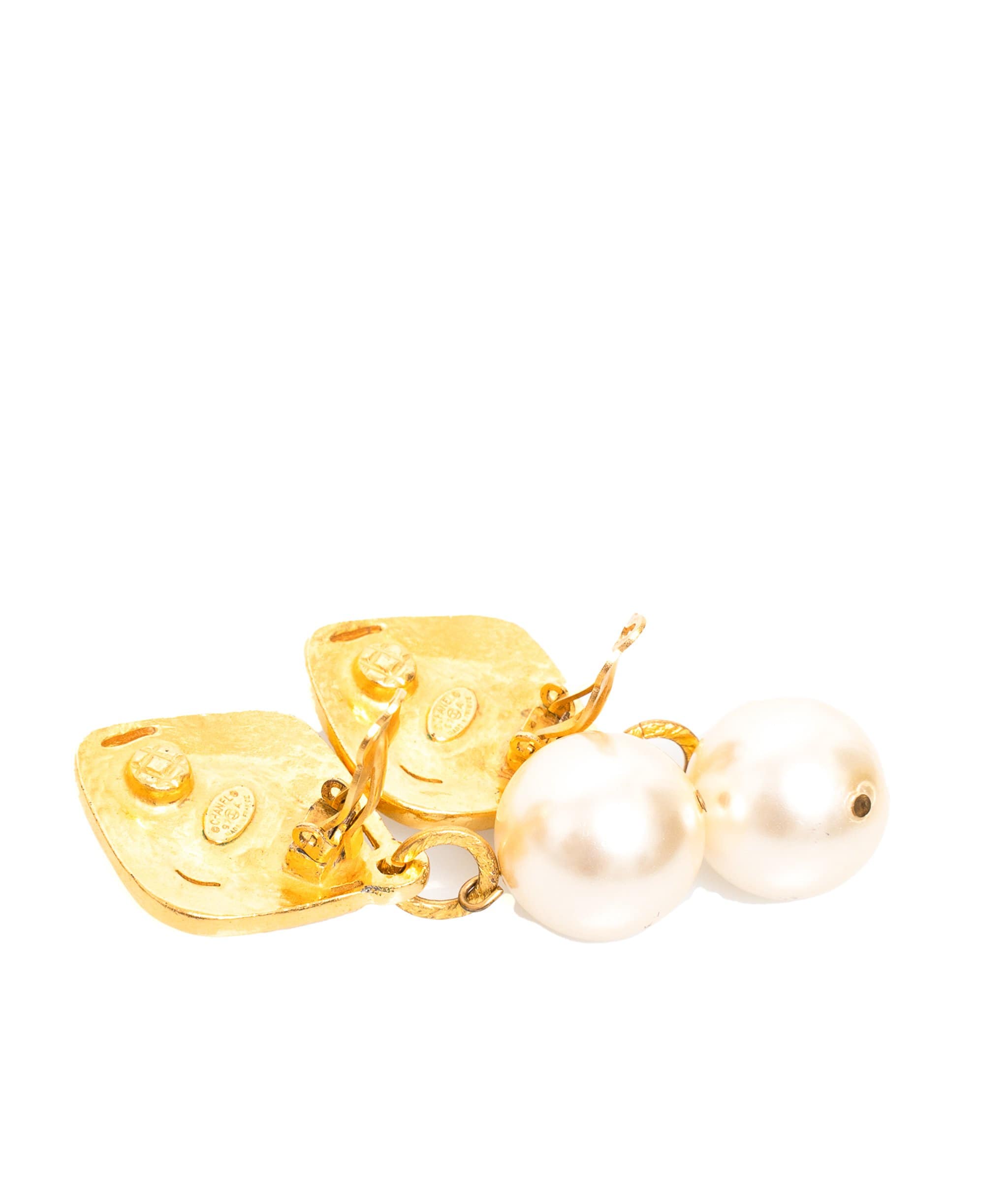 Chanel Chanel 1997 Gold Pearl Drop Earrings - AWL1524