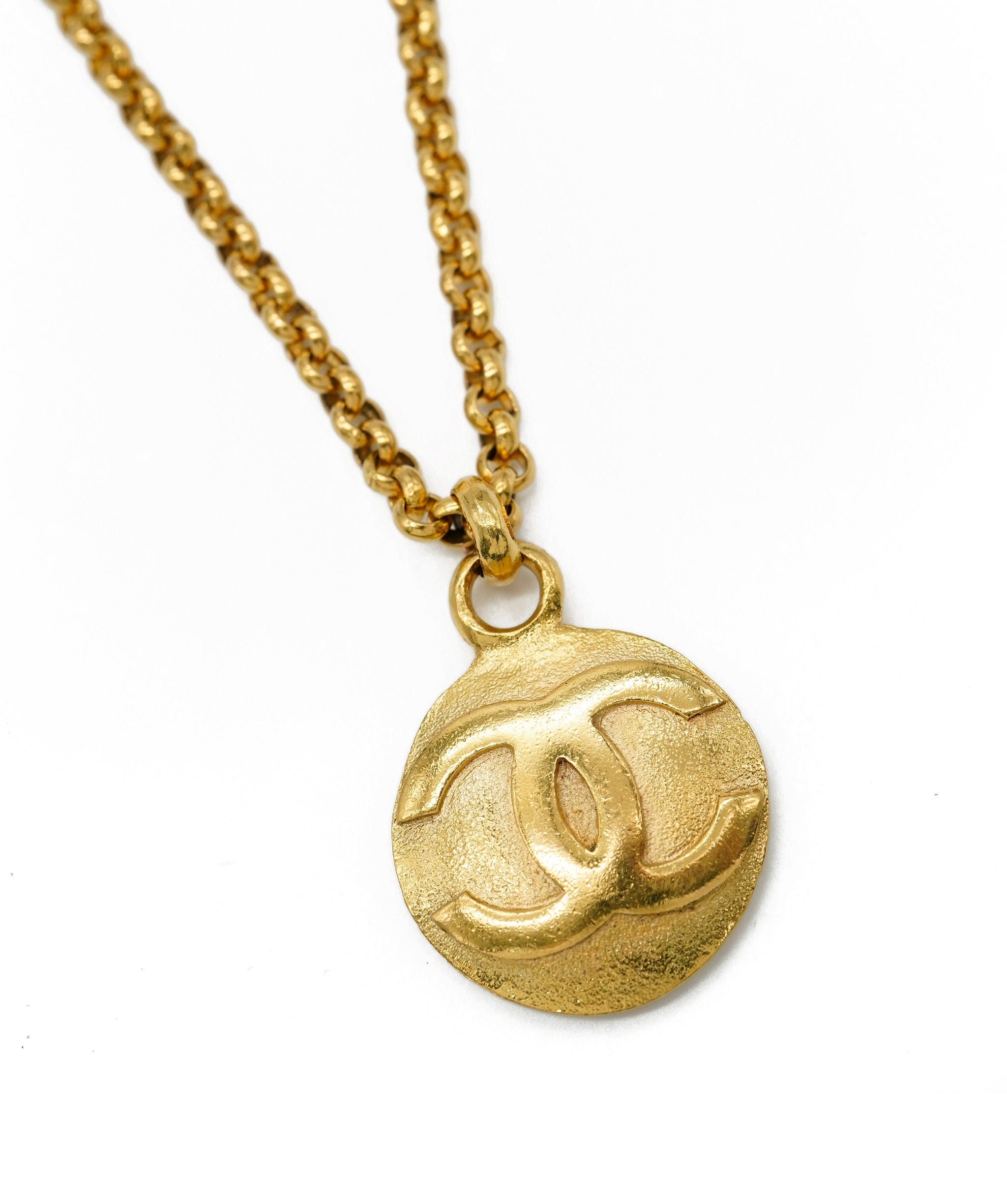 Chanel Chanel CC Circle Pendant Necklace AWL4272