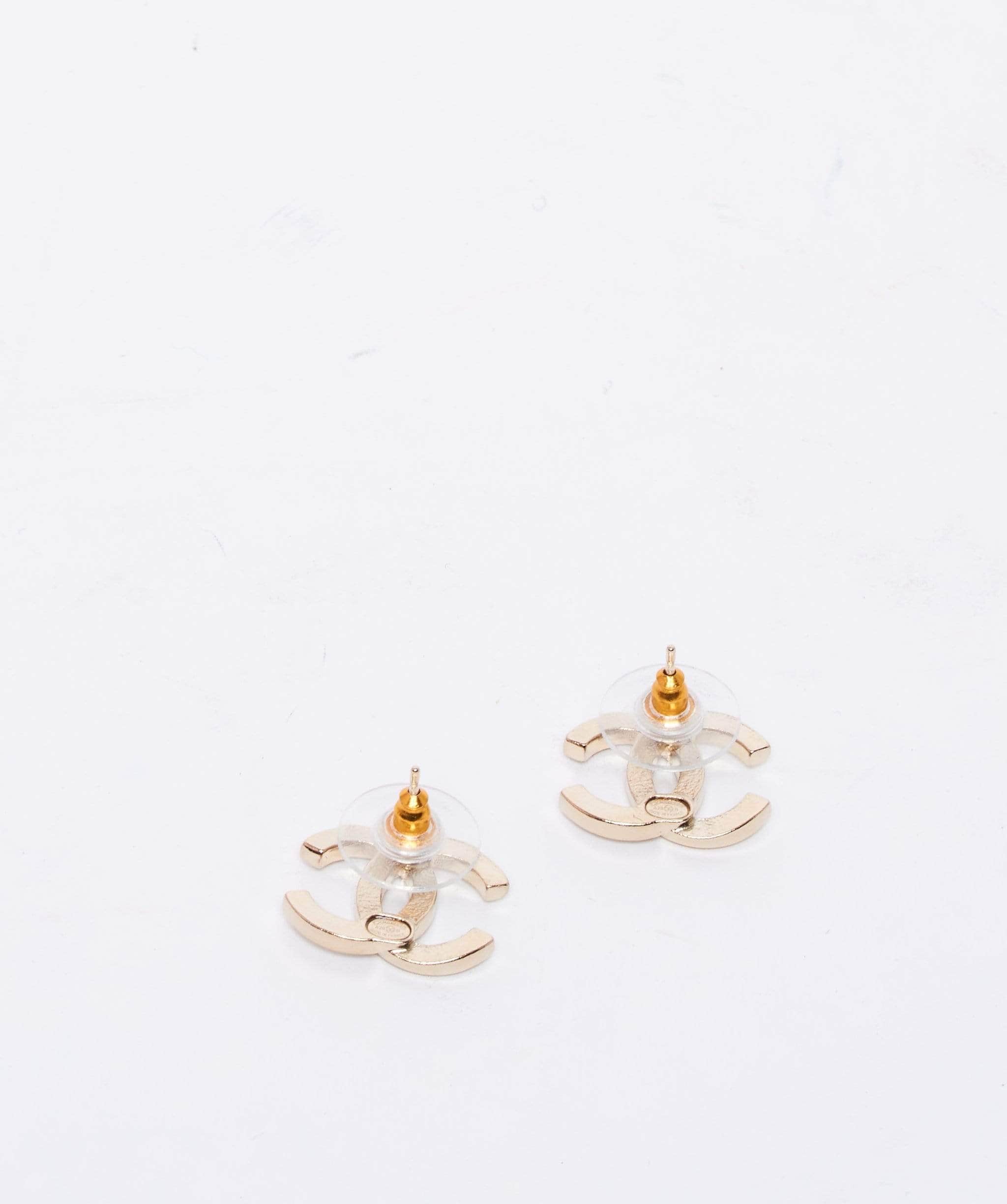 Chanel Chanel CC earring gold