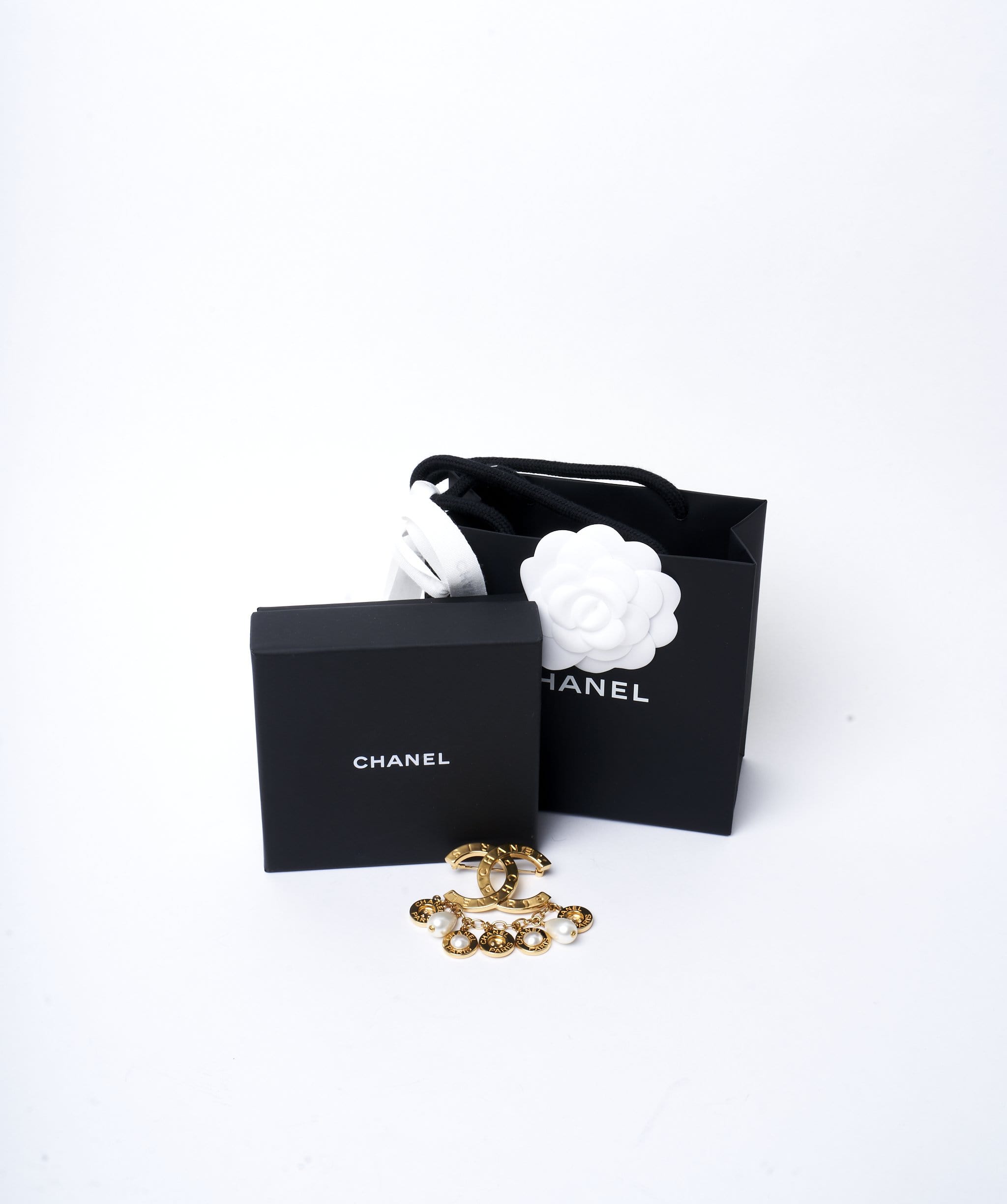 Chanel Chanel CC gold pearl buttoned drop brooch