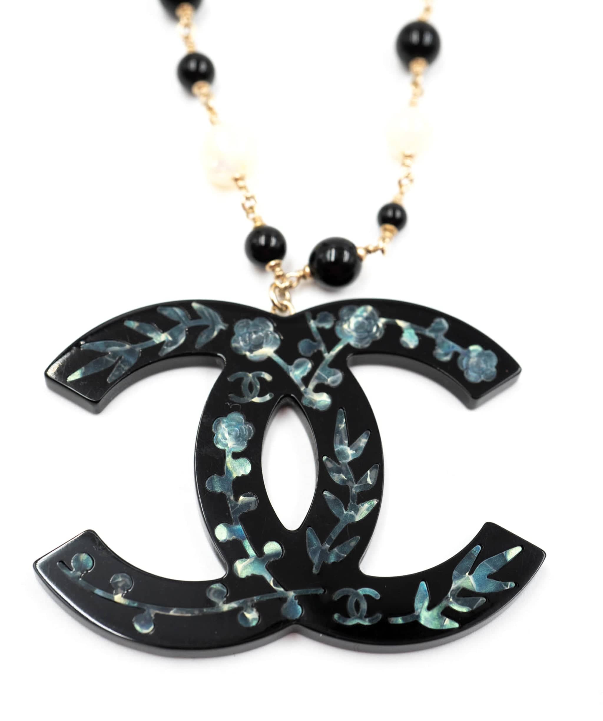 Chanel Chanel CC Logo Camellia Printed Necklace Black/Ivory/Gold Faux Perl/Wood - AWL4094