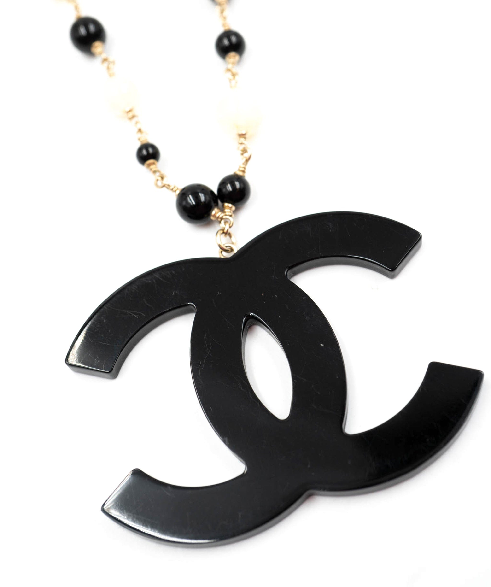 Chanel Chanel CC Logo Camellia Printed Necklace Black/Ivory/Gold Faux Perl/Wood - AWL4094