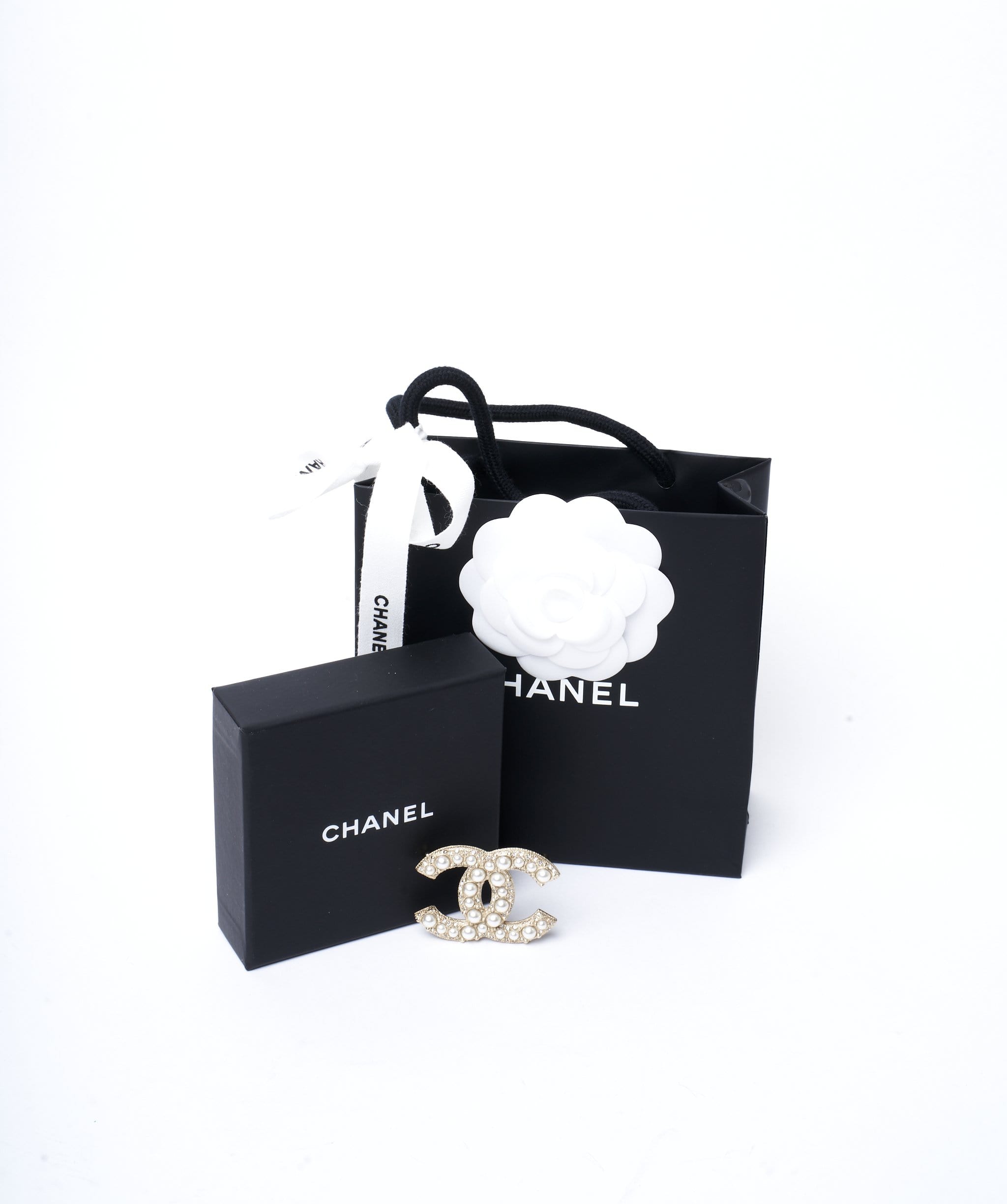 Chanel Chanel CC pearl and gold encrusted brooch