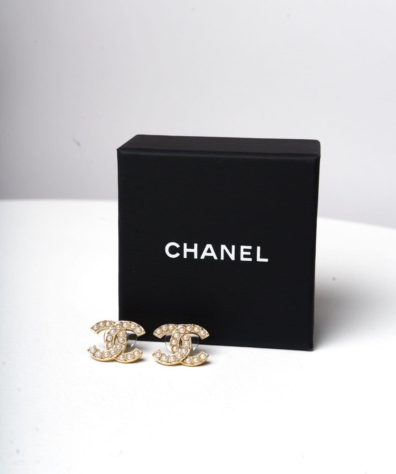 Chanel Chanel CC yellow gold and pearl earrings