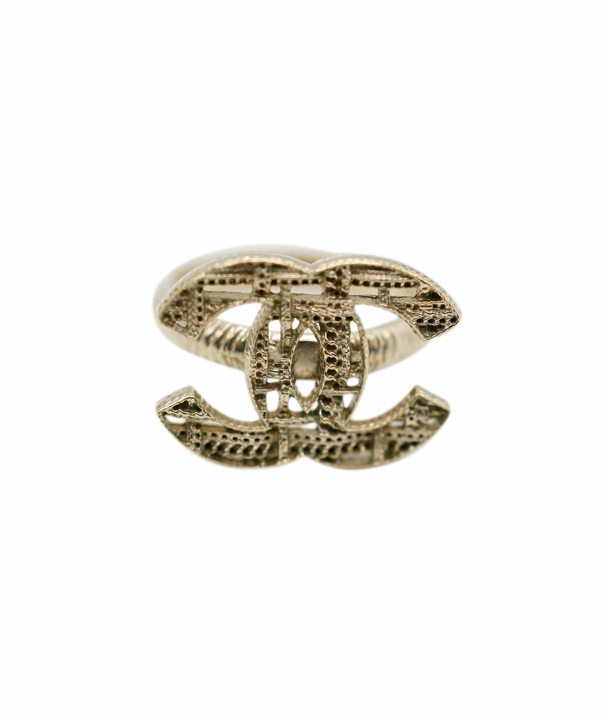 Chanel Chanel Champagne gold ring with cutout 'tweed' effect detail - AWL4188