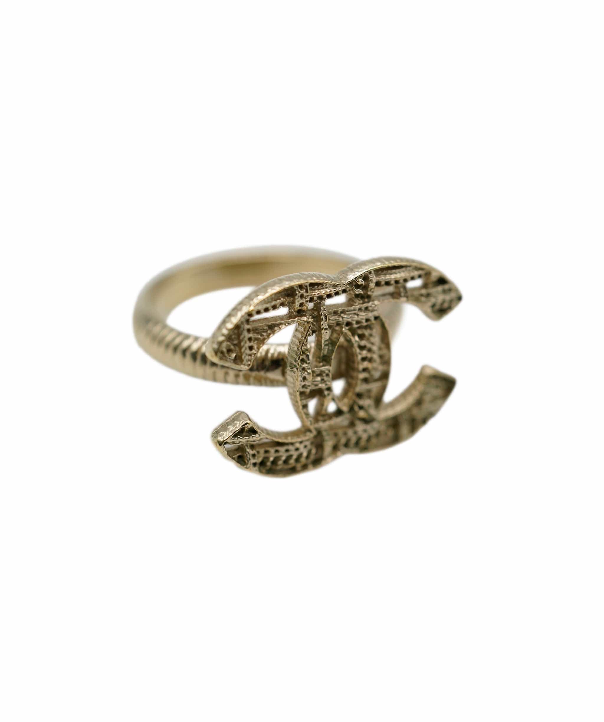 Chanel Chanel Champagne gold ring with cutout 'tweed' effect detail - AWL4188