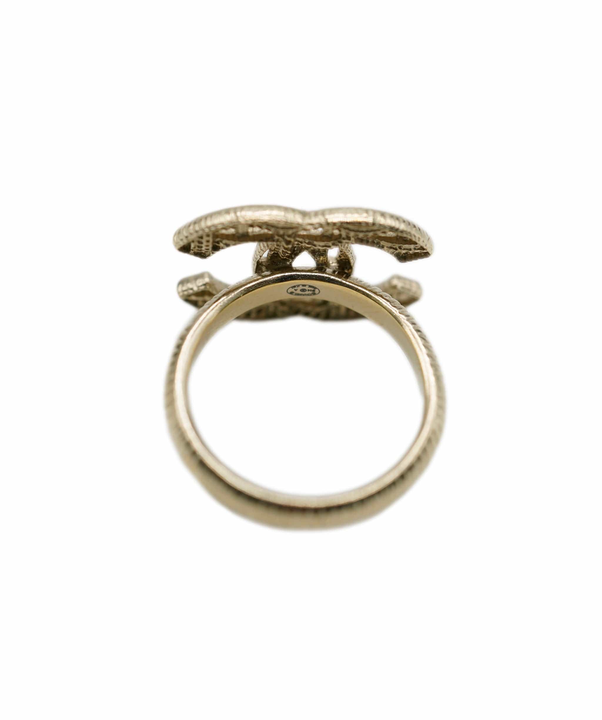 Chanel Chanel Champagne gold ring with cutout 'tweed' effect detail - AWL4188