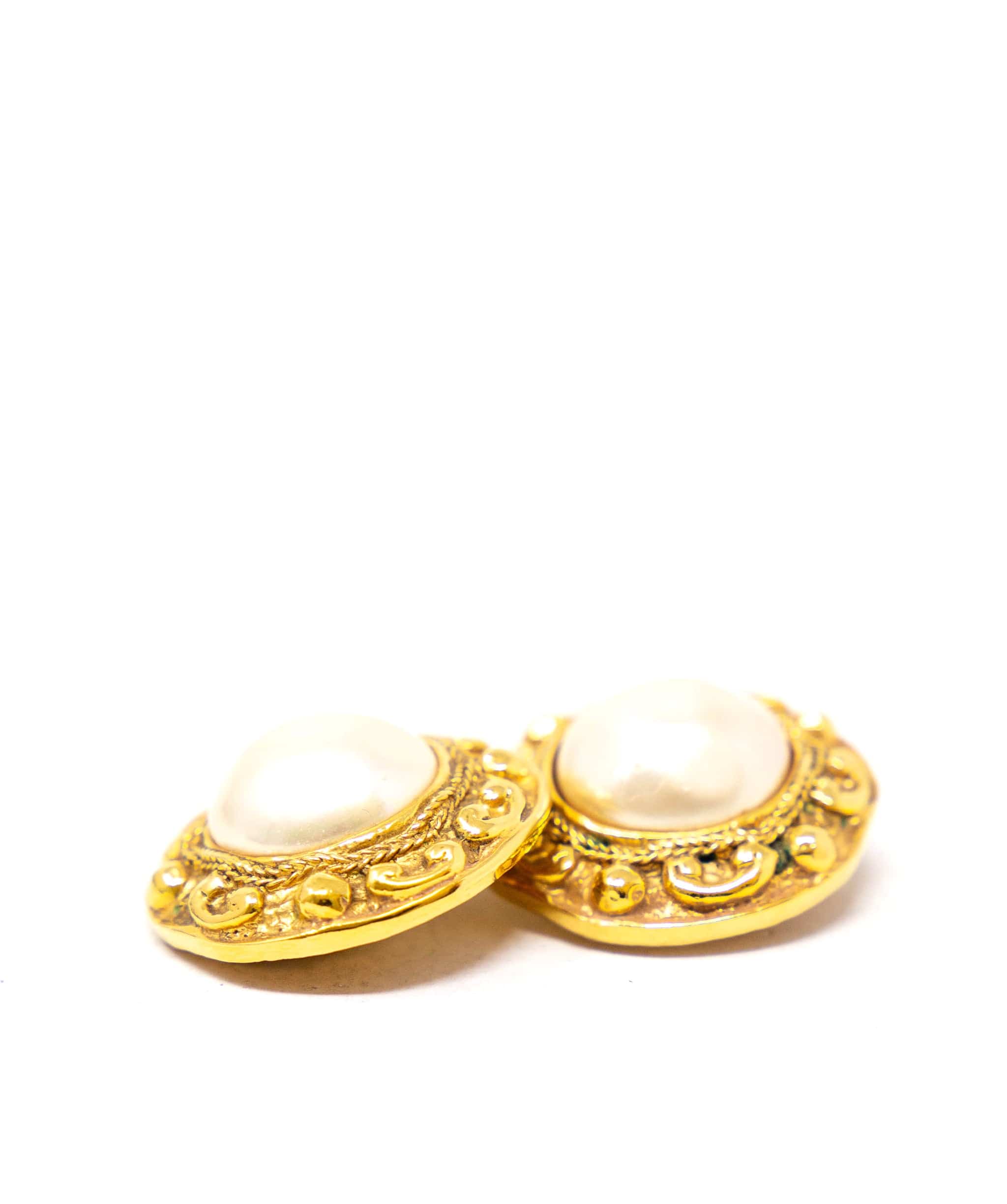 Chanel Chanel gold and pearl earrings some
scratches on one pearl ASL3982