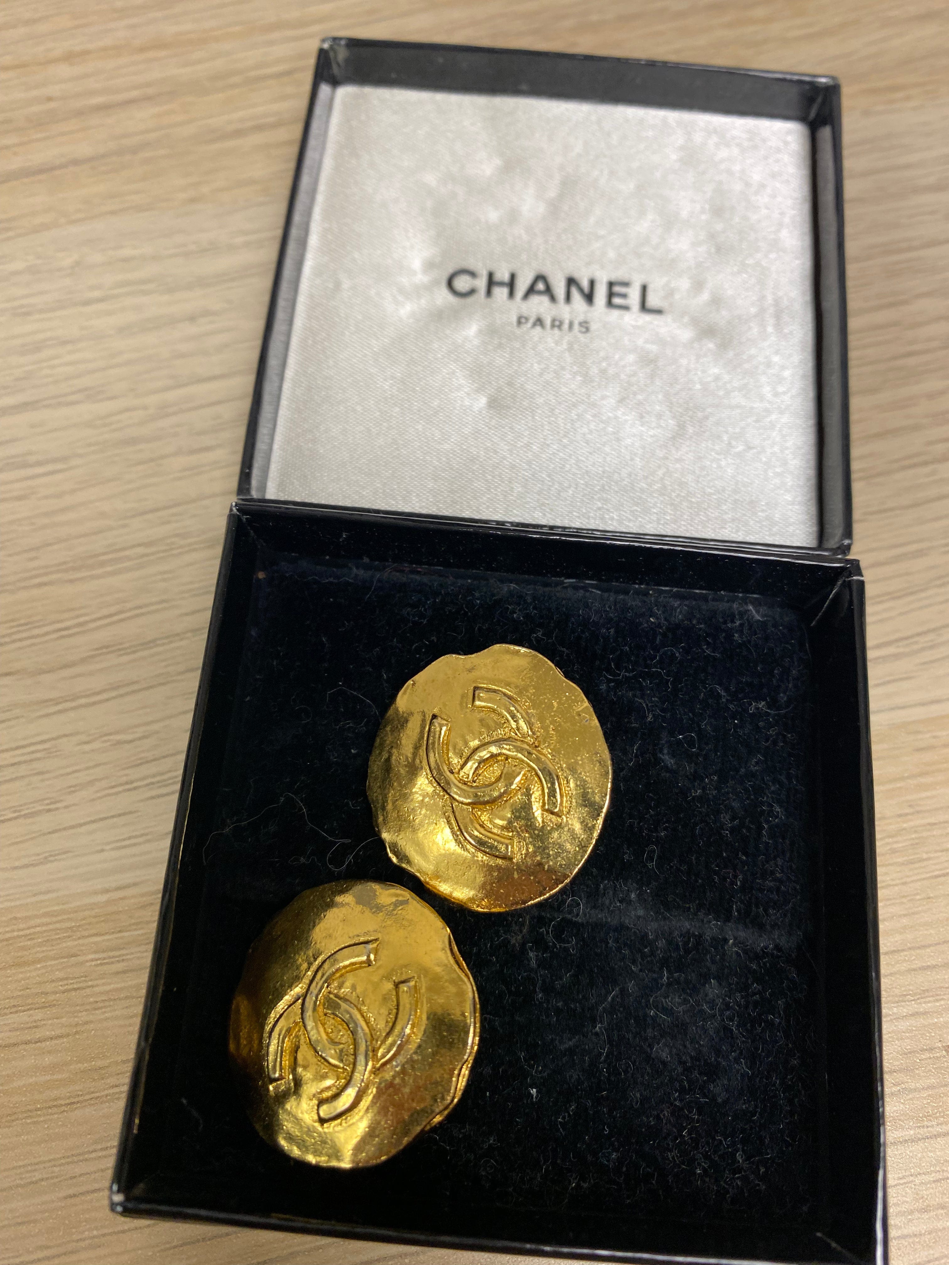 Chanel Chanel Gold CC Round Clip-On Earrings - AWL4097