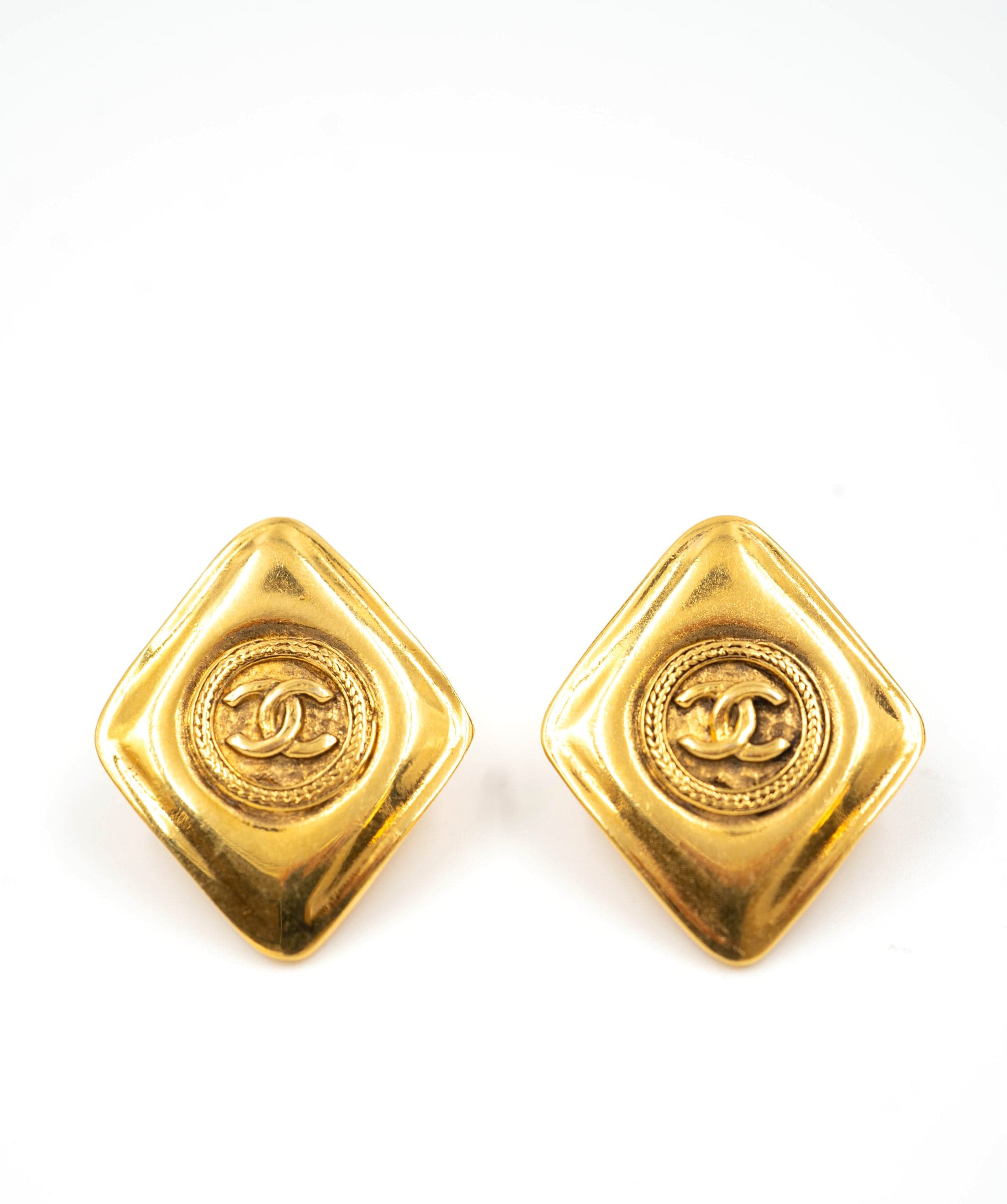 Chanel Chanel gold diamond shaped CC logo clip-on earrings AEL1044