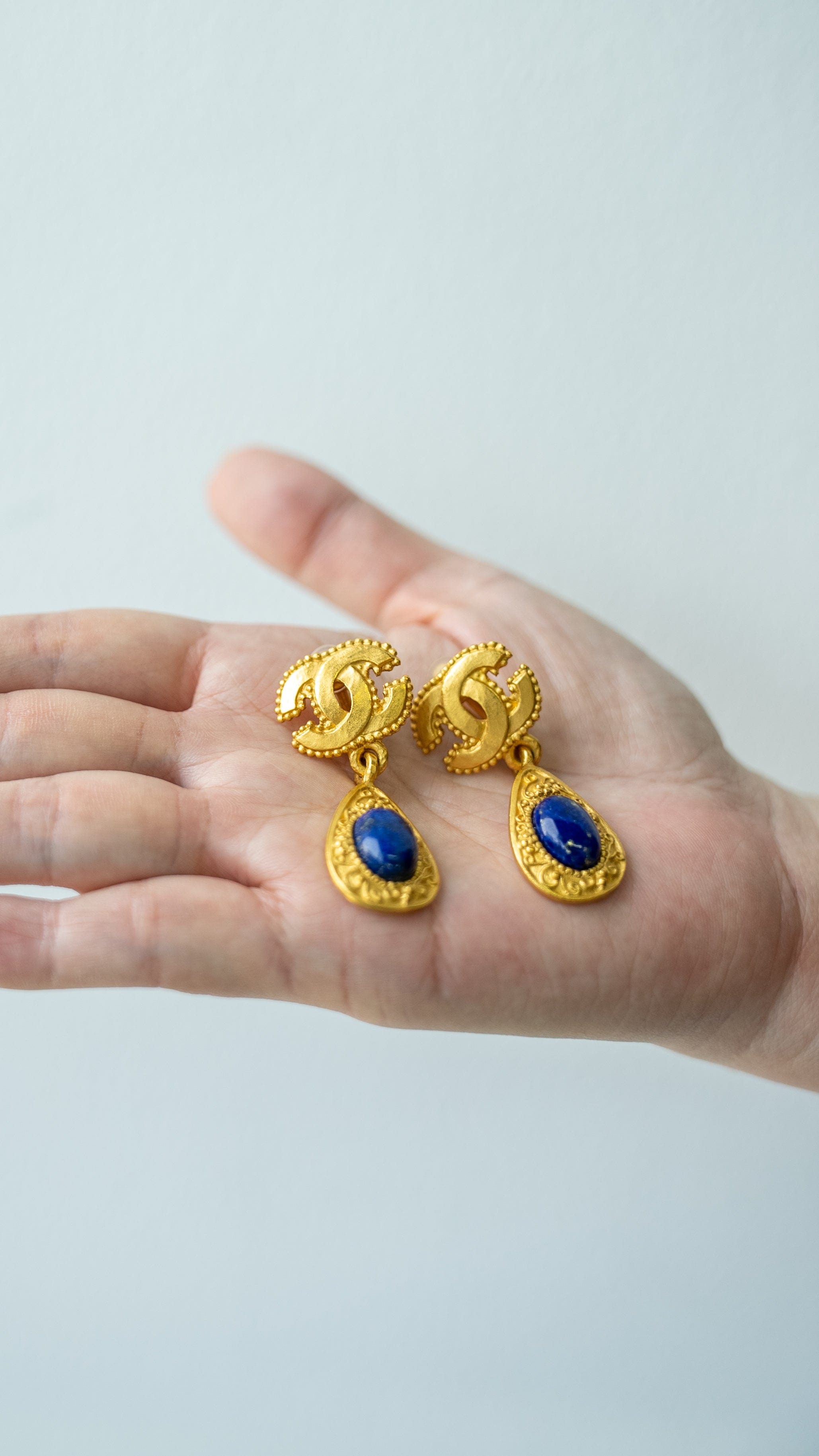 Chanel Chanel Lapis lazuli blue stone earrings - AWL3388