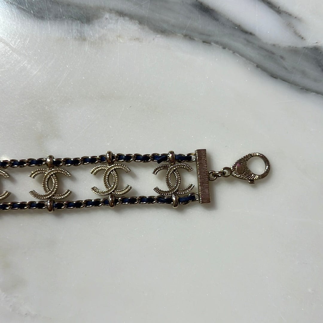 Chanel Chanel metal and navy leather CC logo bracelet, with box - AEC1058