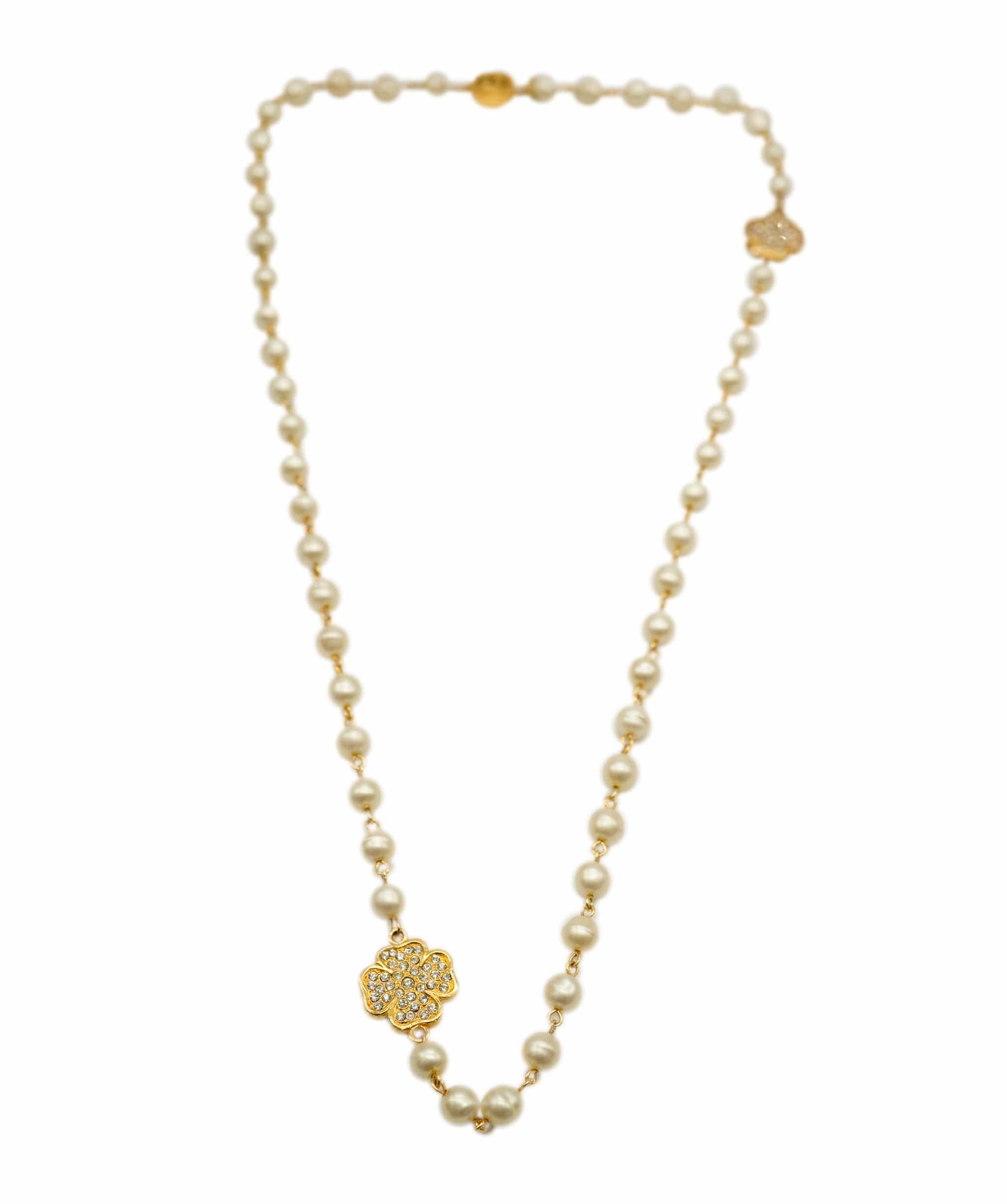 Chanel Chanel pearl and clover necklace  ASL3533