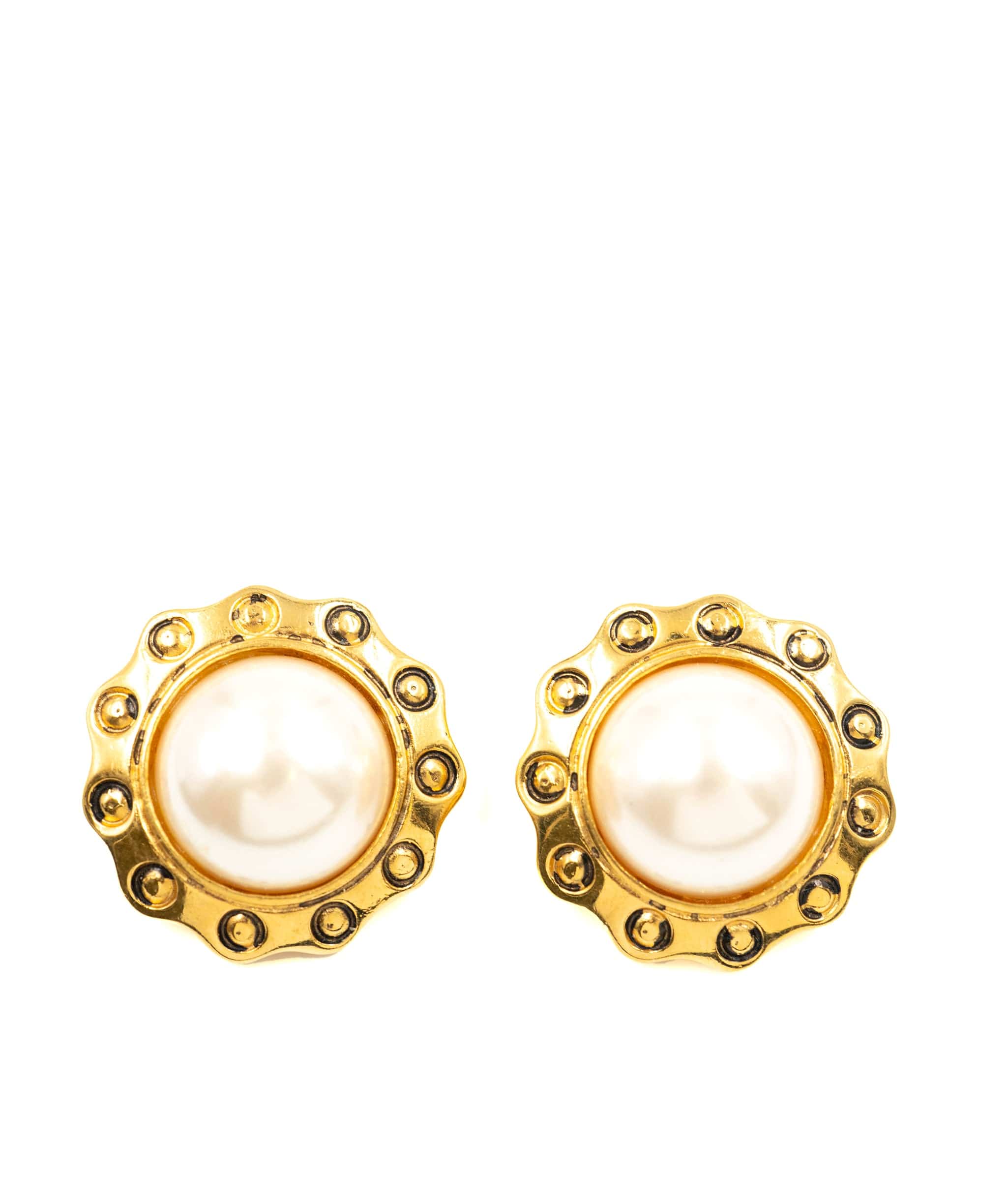 Chanel Chanel pearl and gold clips ASL3324