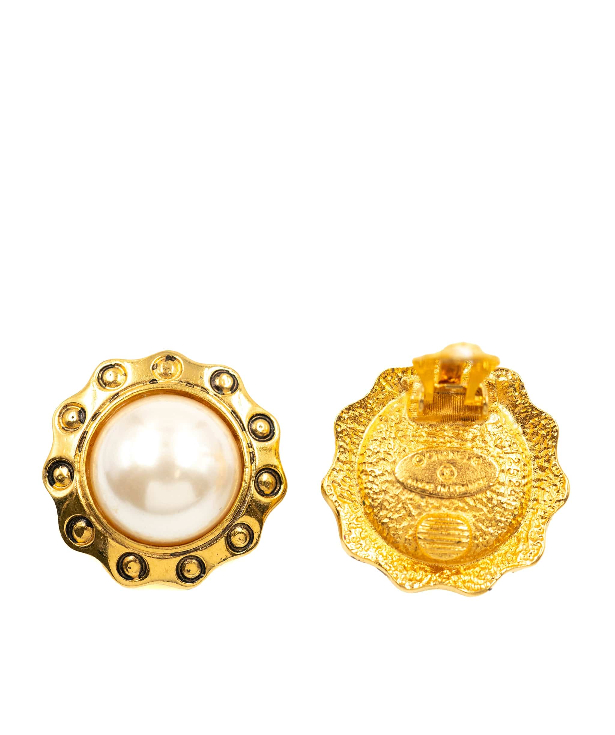 Chanel Chanel pearl and gold clips ASL3324