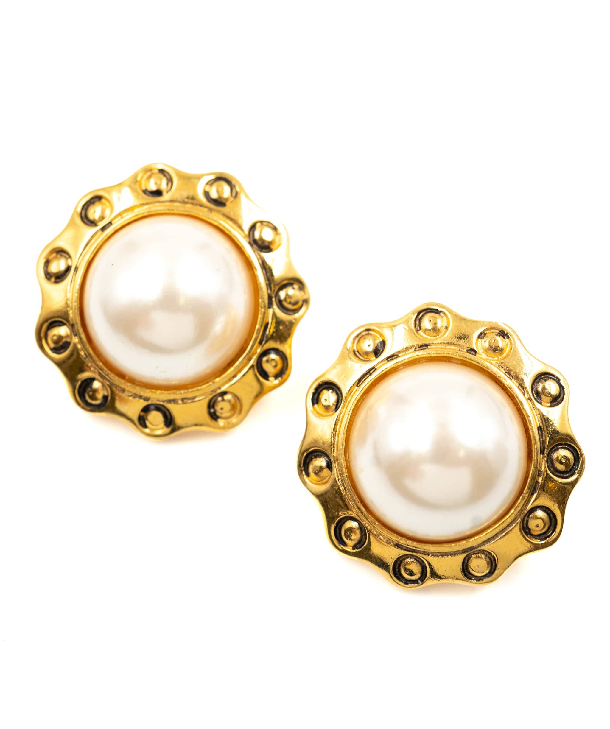 Chanel Chanel pearl and gold clips ASL3324