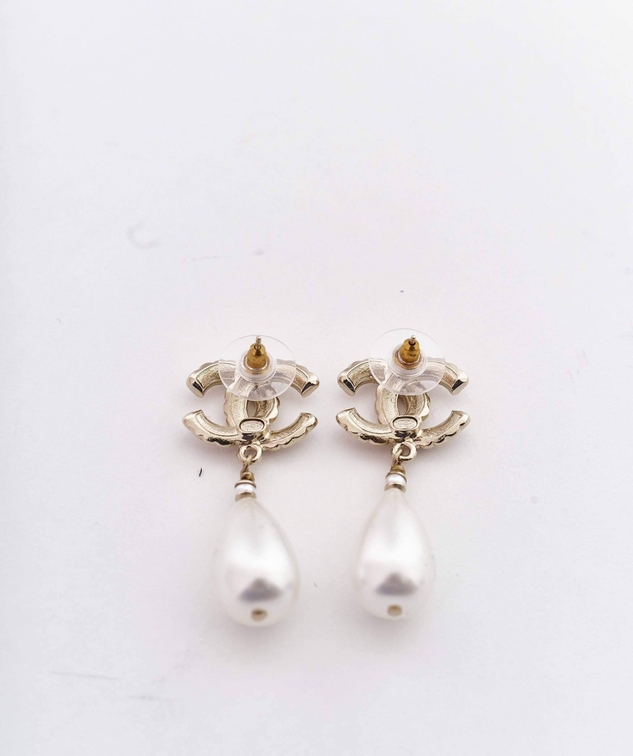 Chanel Chanel pearl cc logo with pearl drop earrings