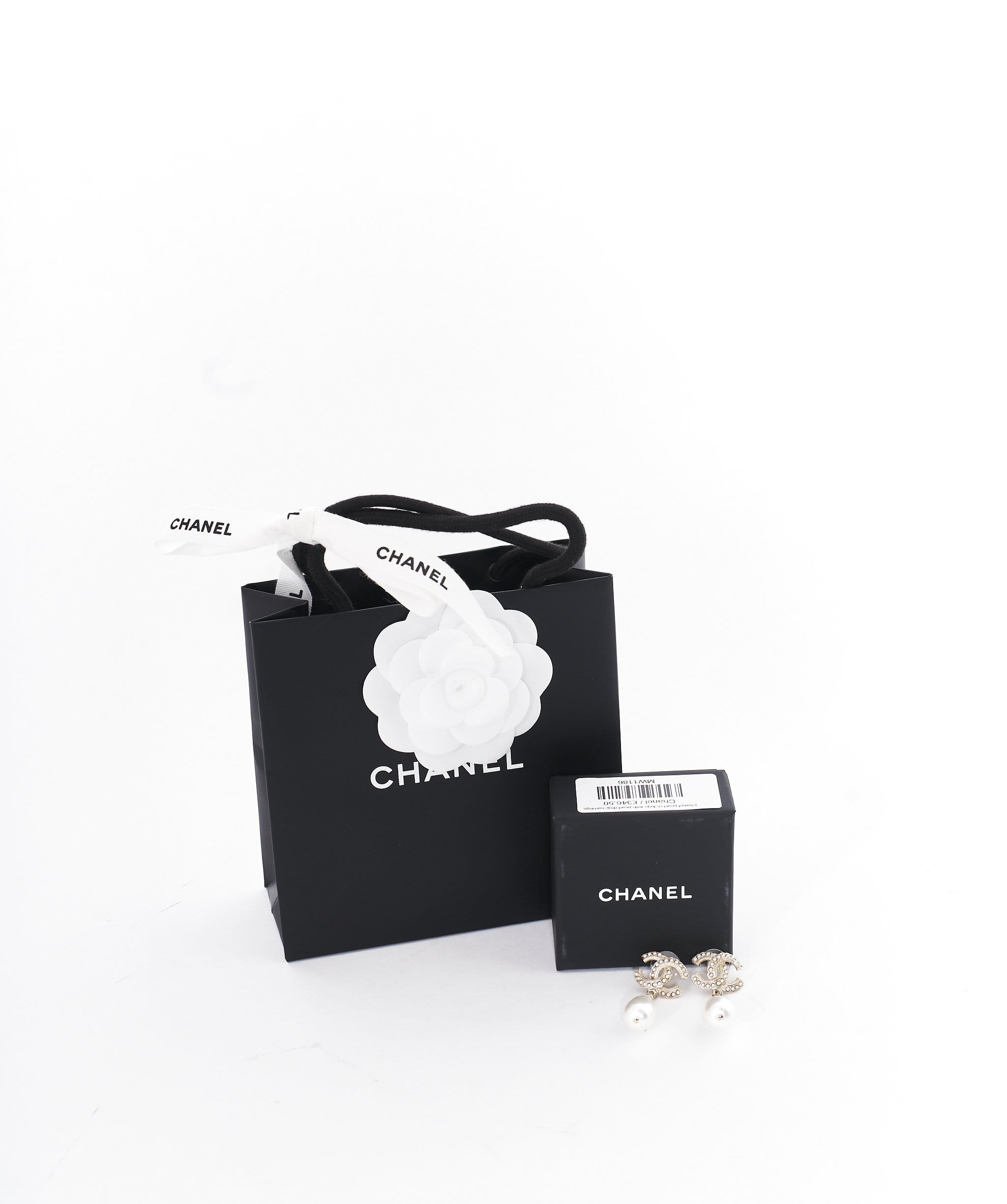 Chanel Chanel pearl cc logo with pearl drop earrings