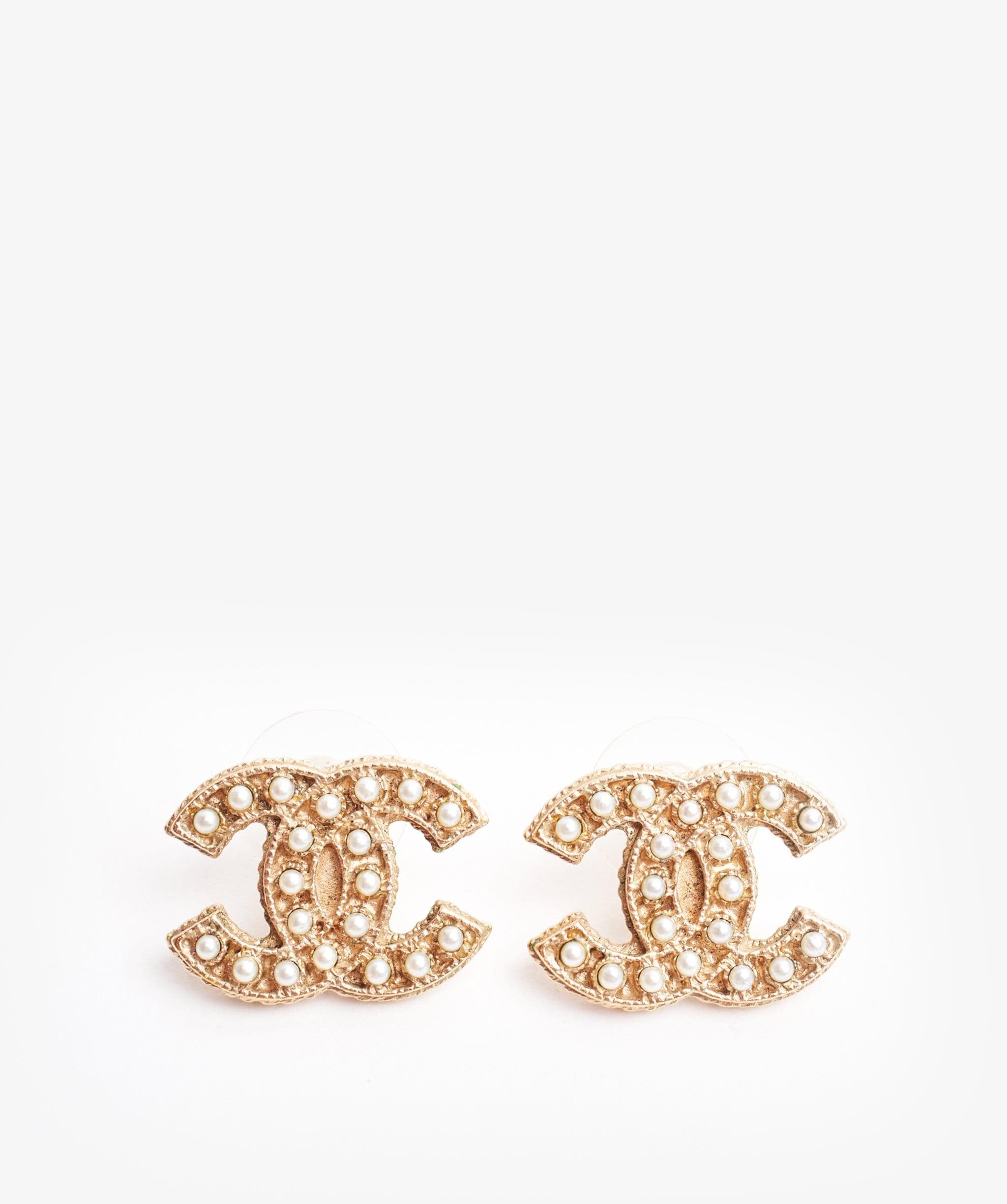 Chanel Chanel pearl earrings studs