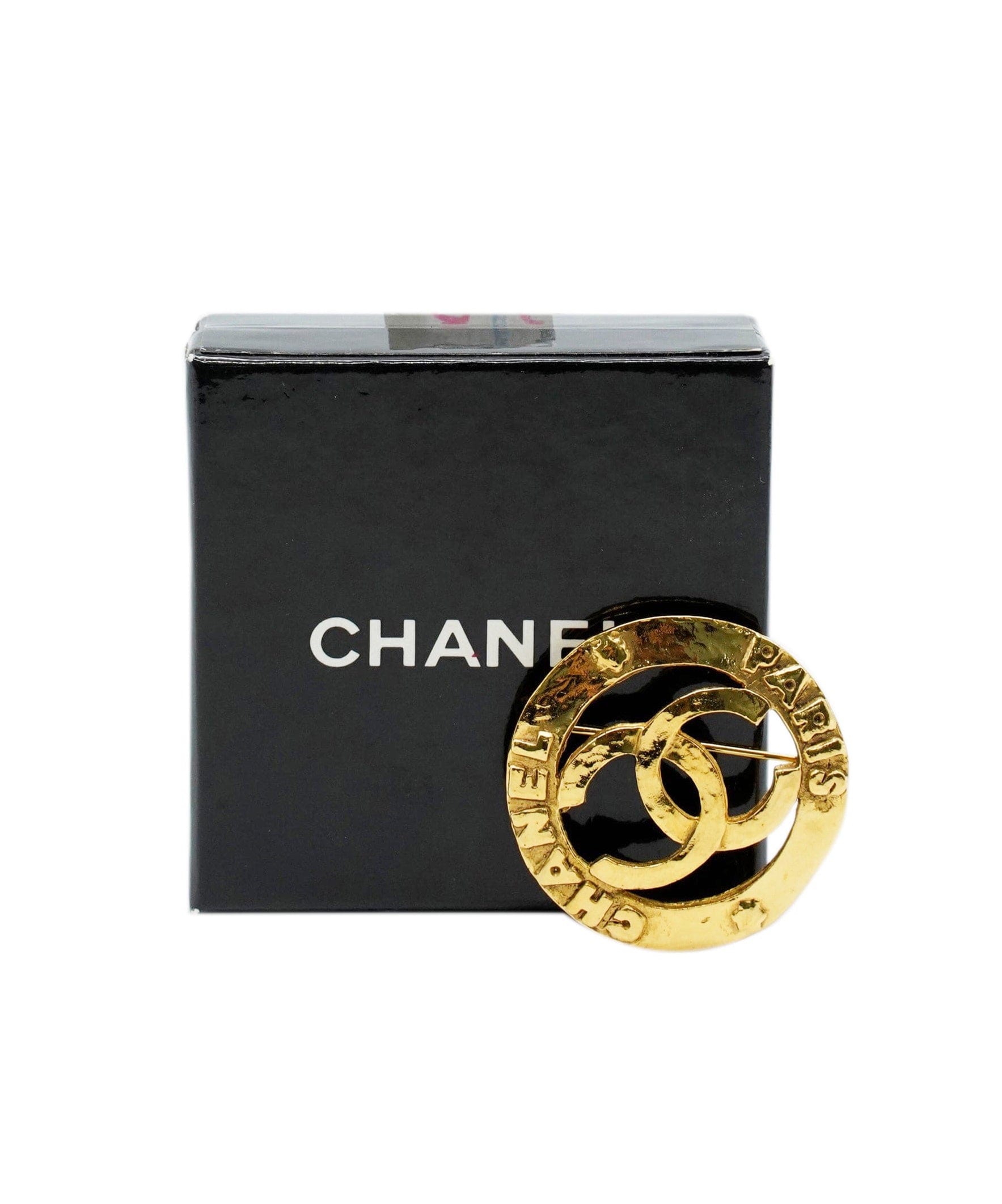 Chanel Chanel round CC and star brooch AWL4431