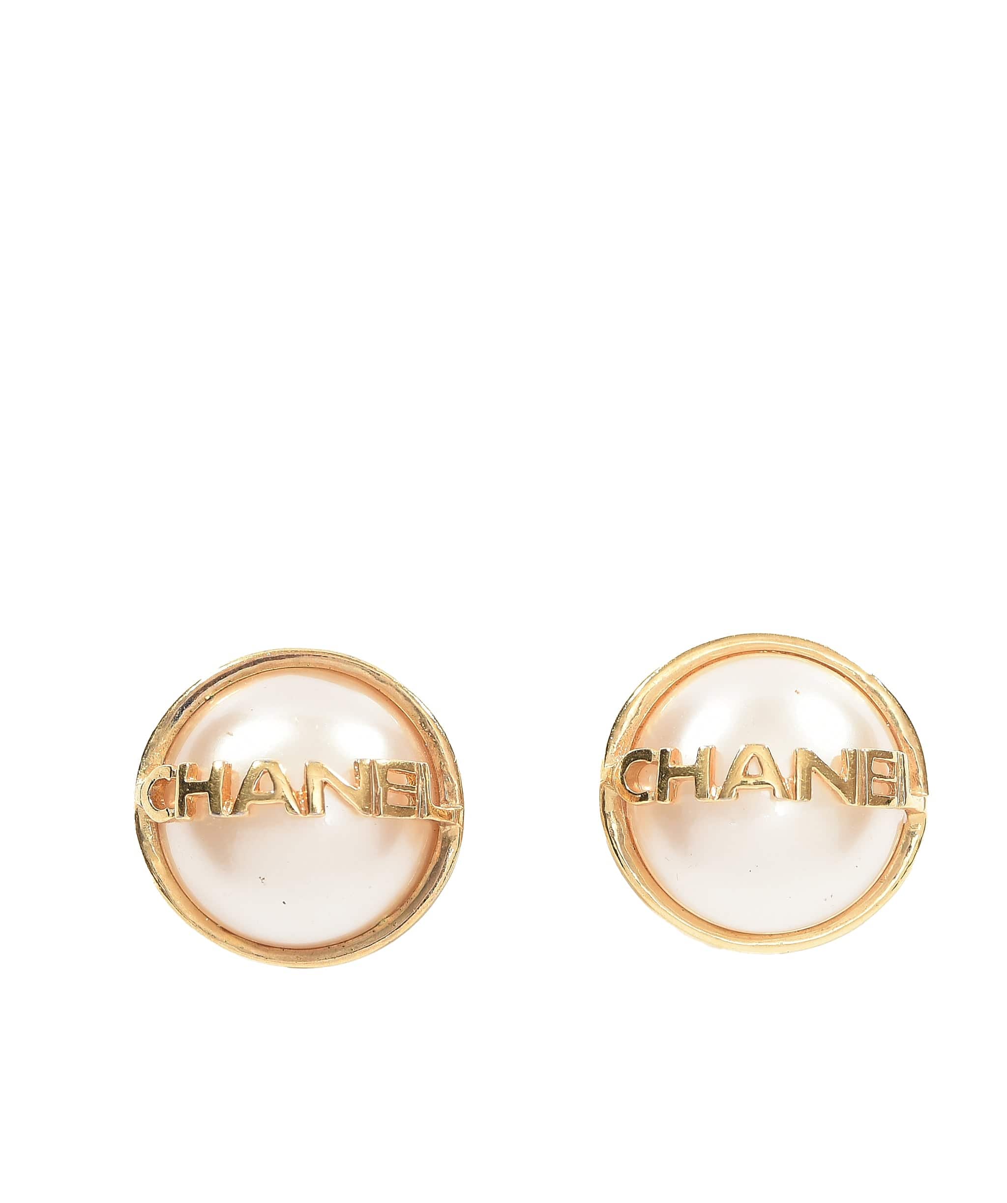 Chanel Chanel round pearl "CHANEL" earrings - AWL3577