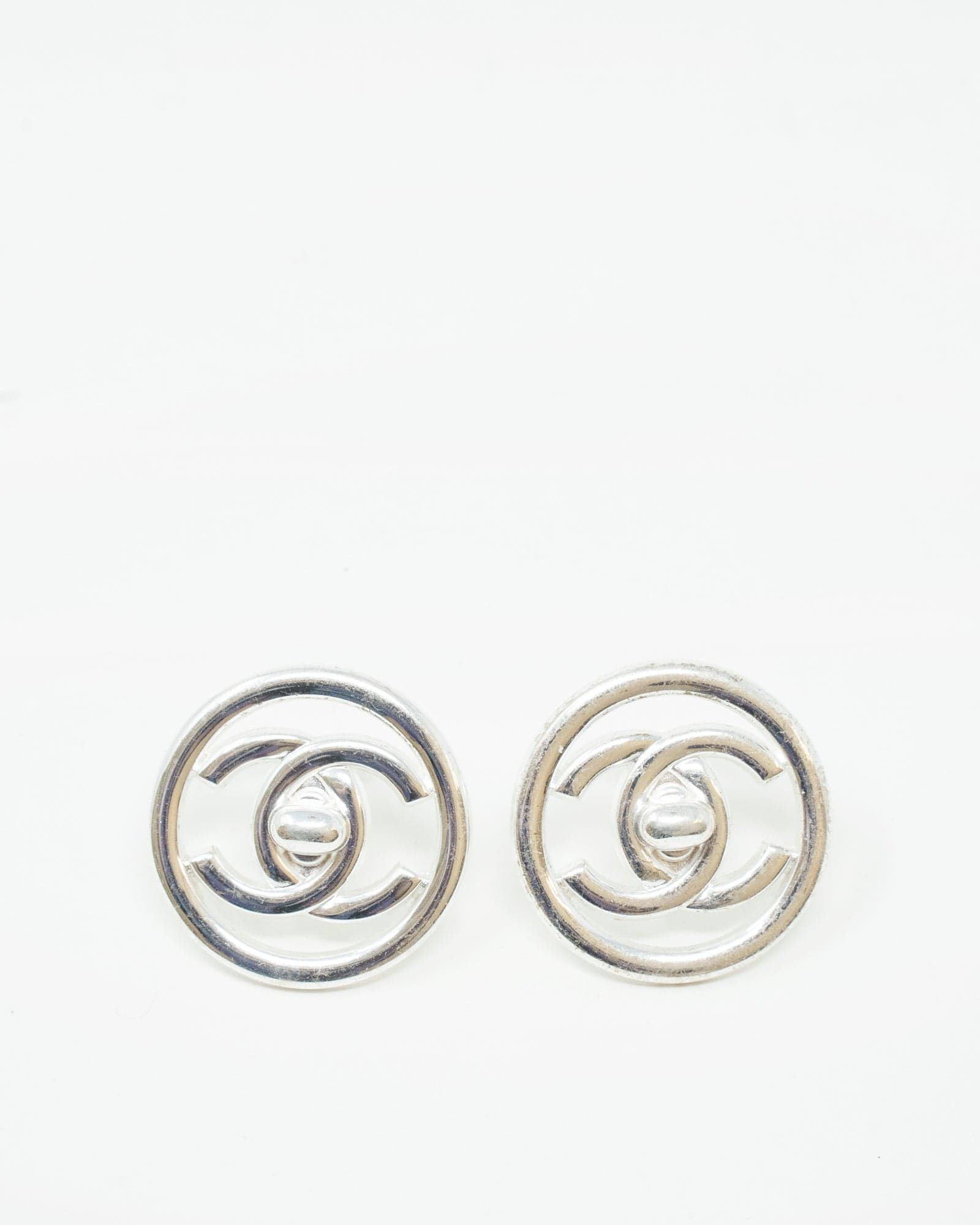 Chanel CHANEL SILVER ROUND CC LOGO EARRINGS - AWL3411