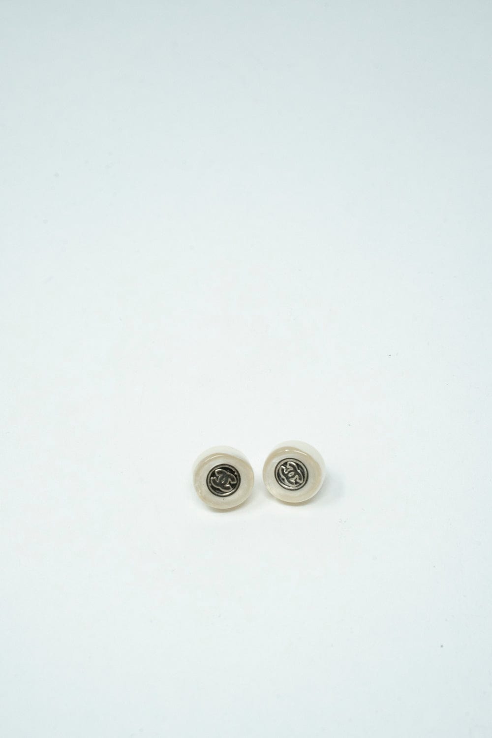 Chanel Chanel white pierced earrings - AWL3463