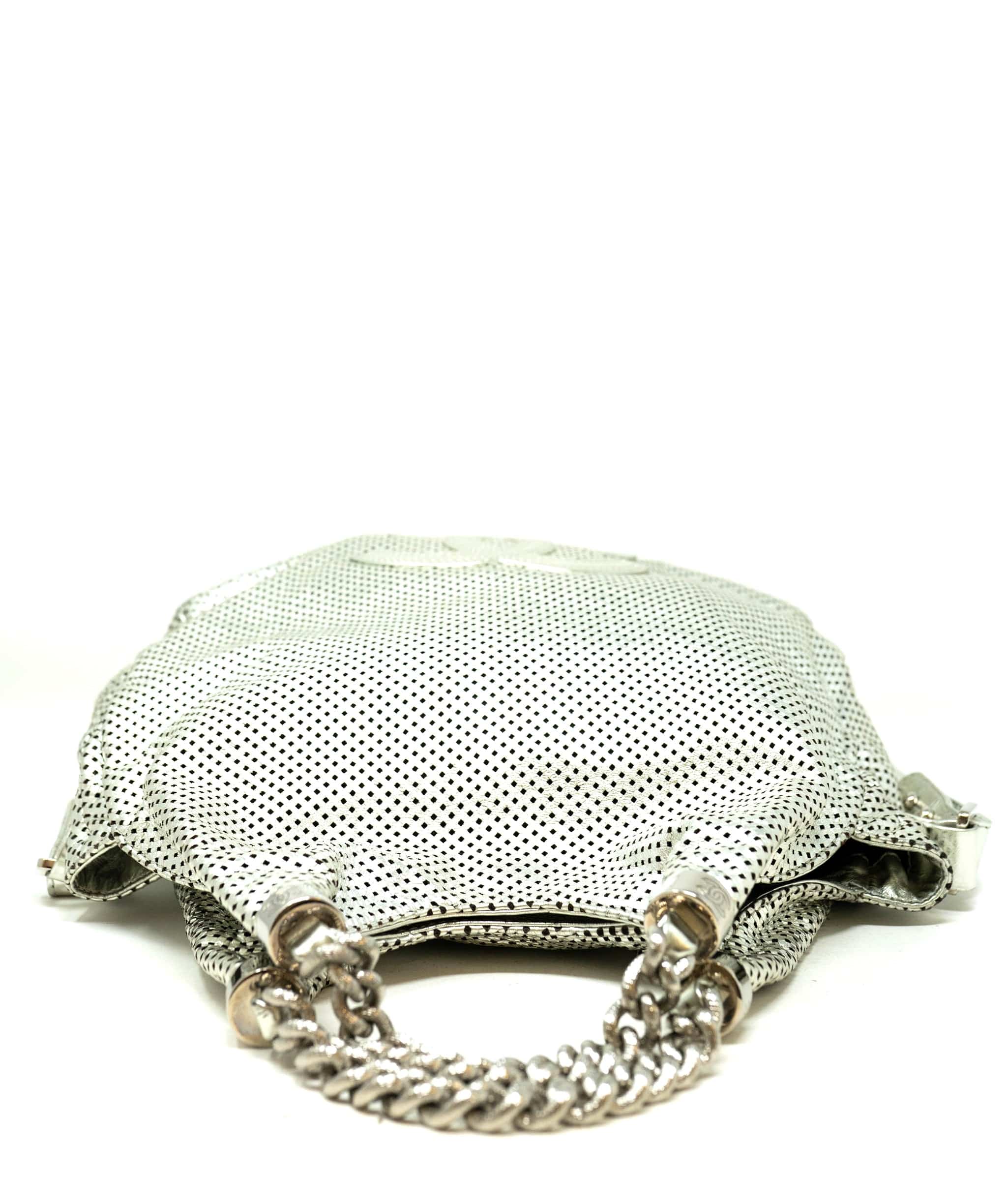 Chanel 29. Chanel Silver Perforated Lambskin Crossbody bag - AWL2862