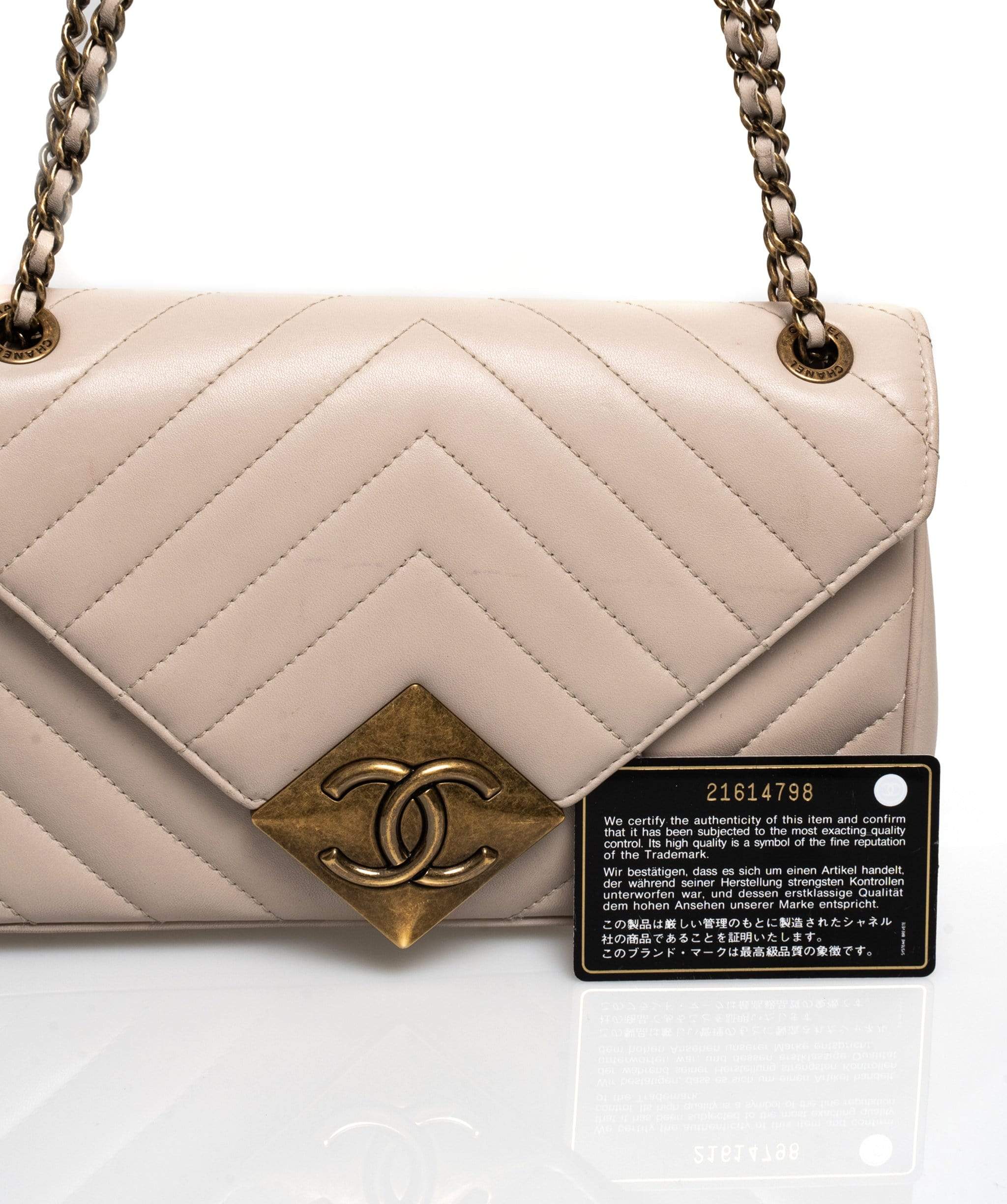 Chanel Chanel 10" beige chevron leather handbag - ASL1213