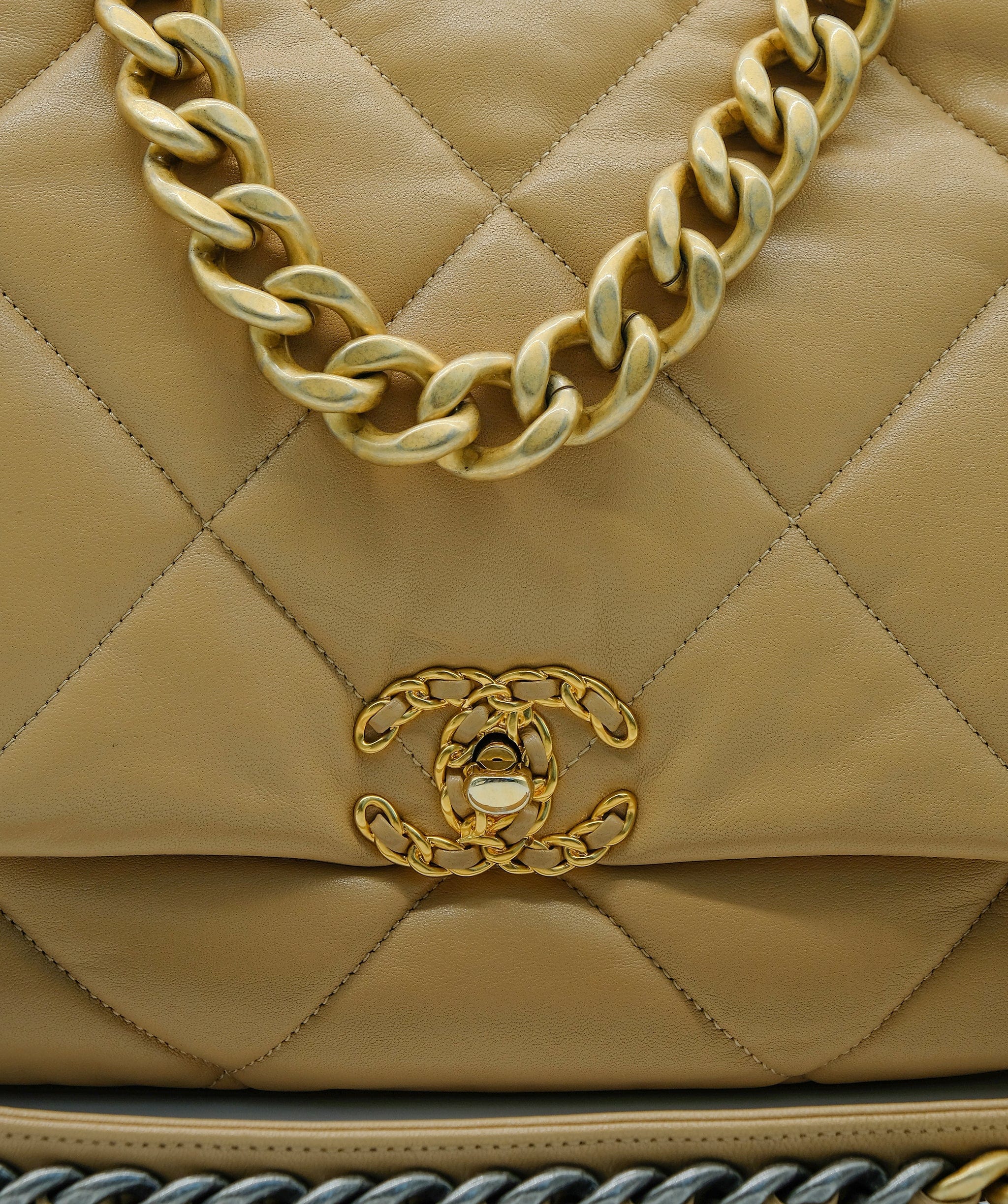 Chanel Chanel 19 Maxi Beige RJC2049