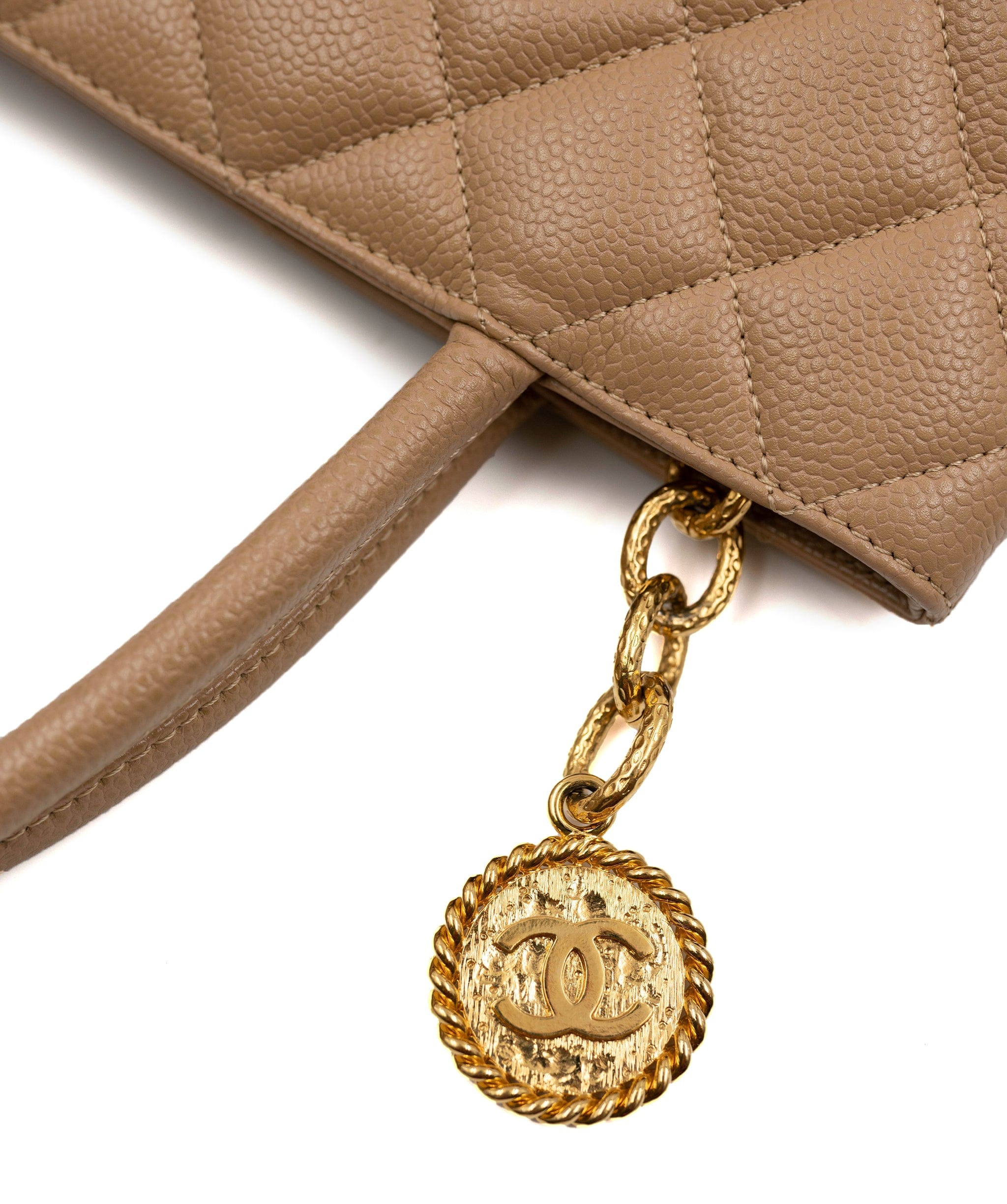 Chanel Chanel beige caviar GHW medallion tote, serial 7686990 - AEC1028