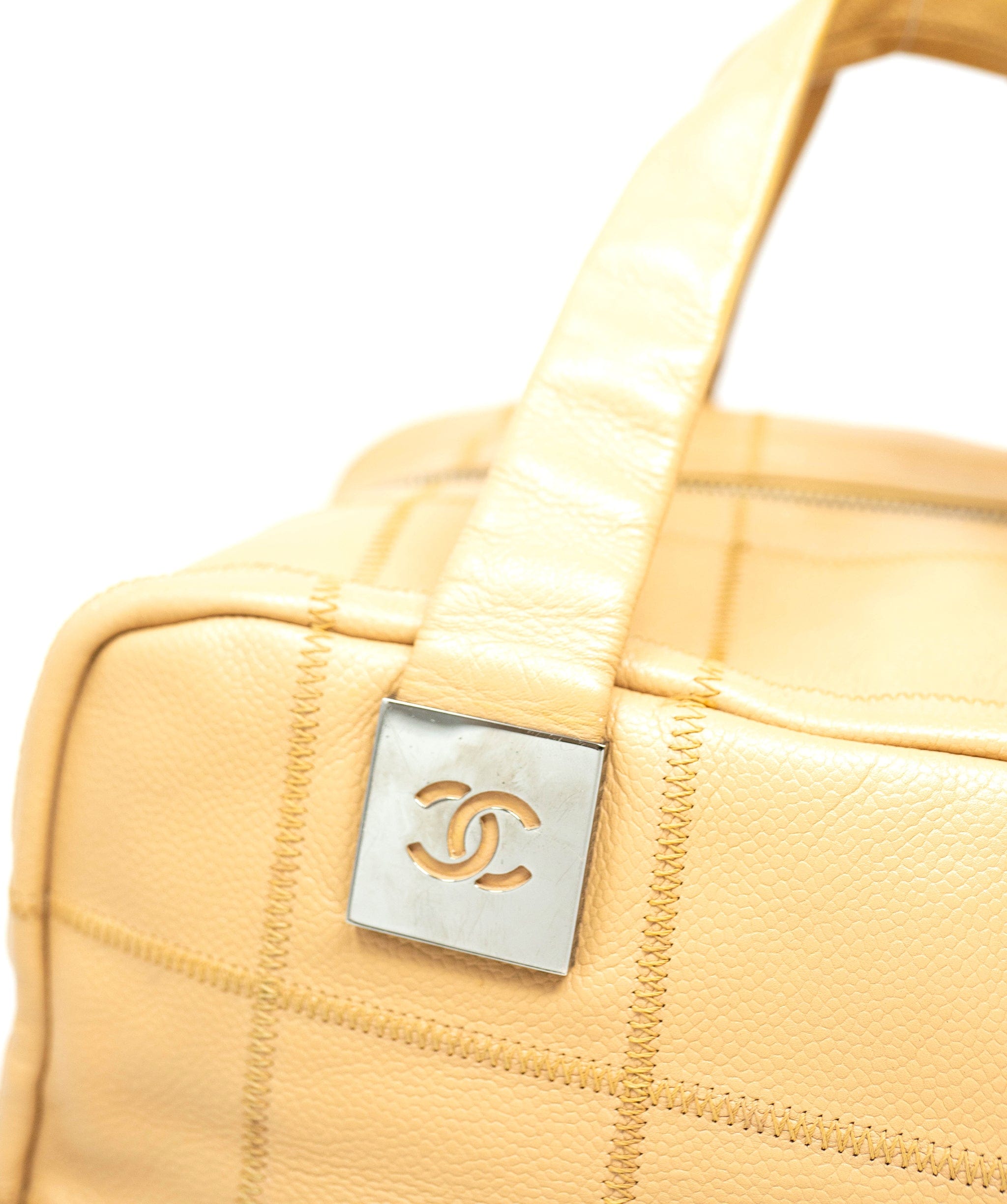 Chanel Chanel Beige Soft Leather Duffle Handbag - NW5273