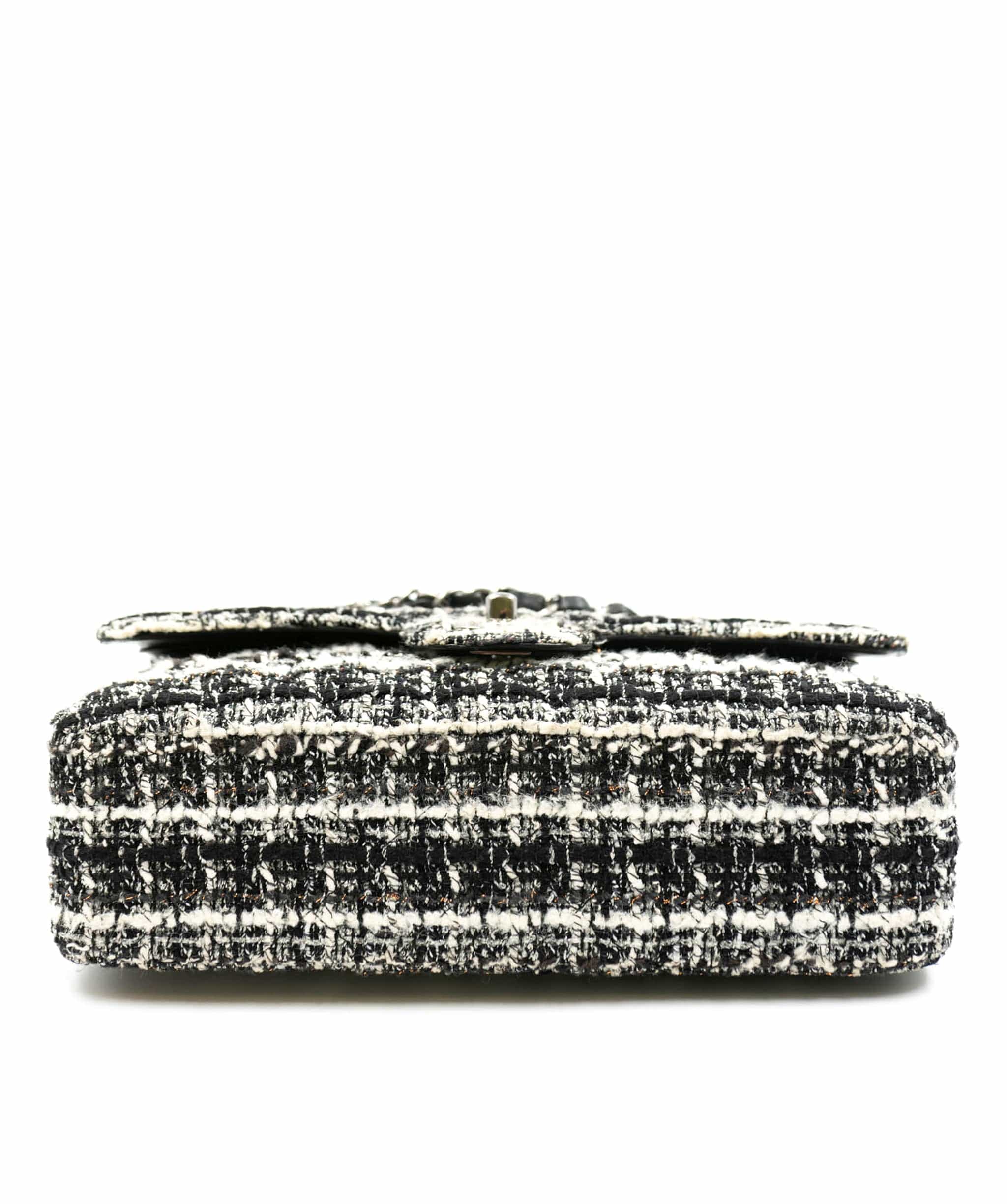 Chanel Chanel Black and White Tweed Classic Medium Double Flap - AWC1599