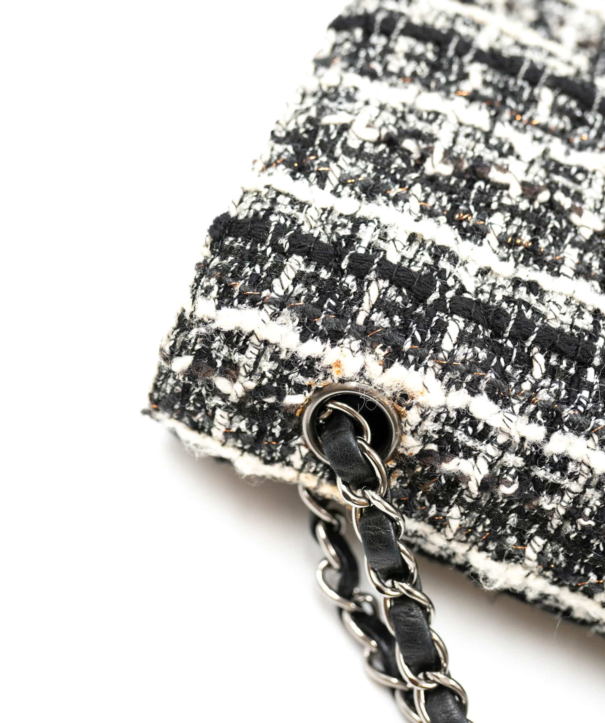 Chanel Chanel Black and White Tweed Classic Medium Double Flap - AWC1599