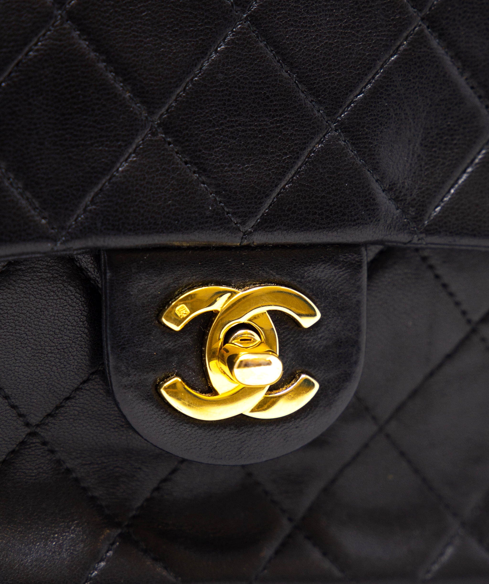 Chanel Chanel black lambskin mini flap bag - AGL2218