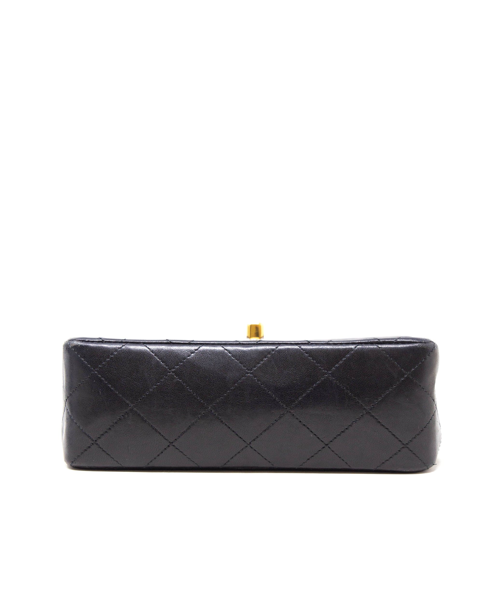 Chanel Chanel black lambskin mini flap bag - AGL2218