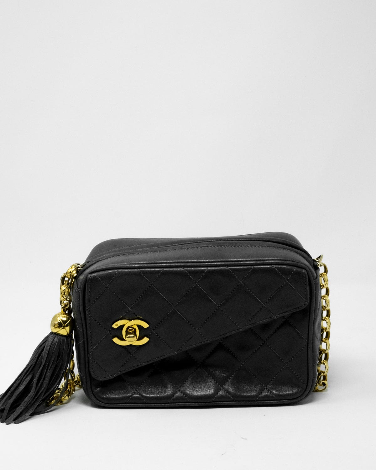 Chanel Chanel camera bag in gray lambskin leather, with bijoux chain and a tassel - AWL3477