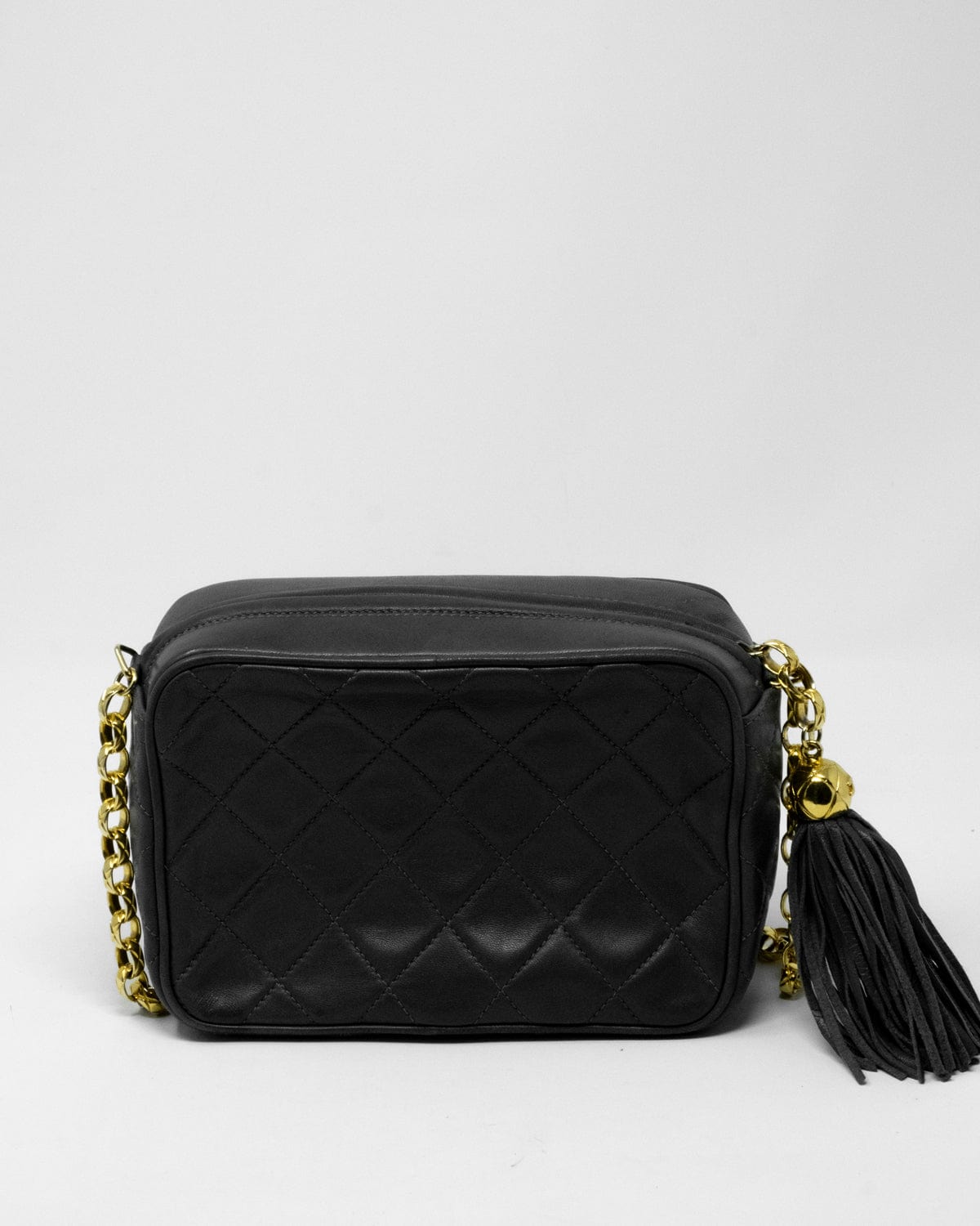 Chanel Chanel camera bag in gray lambskin leather, with bijoux chain and a tassel - AWL3477