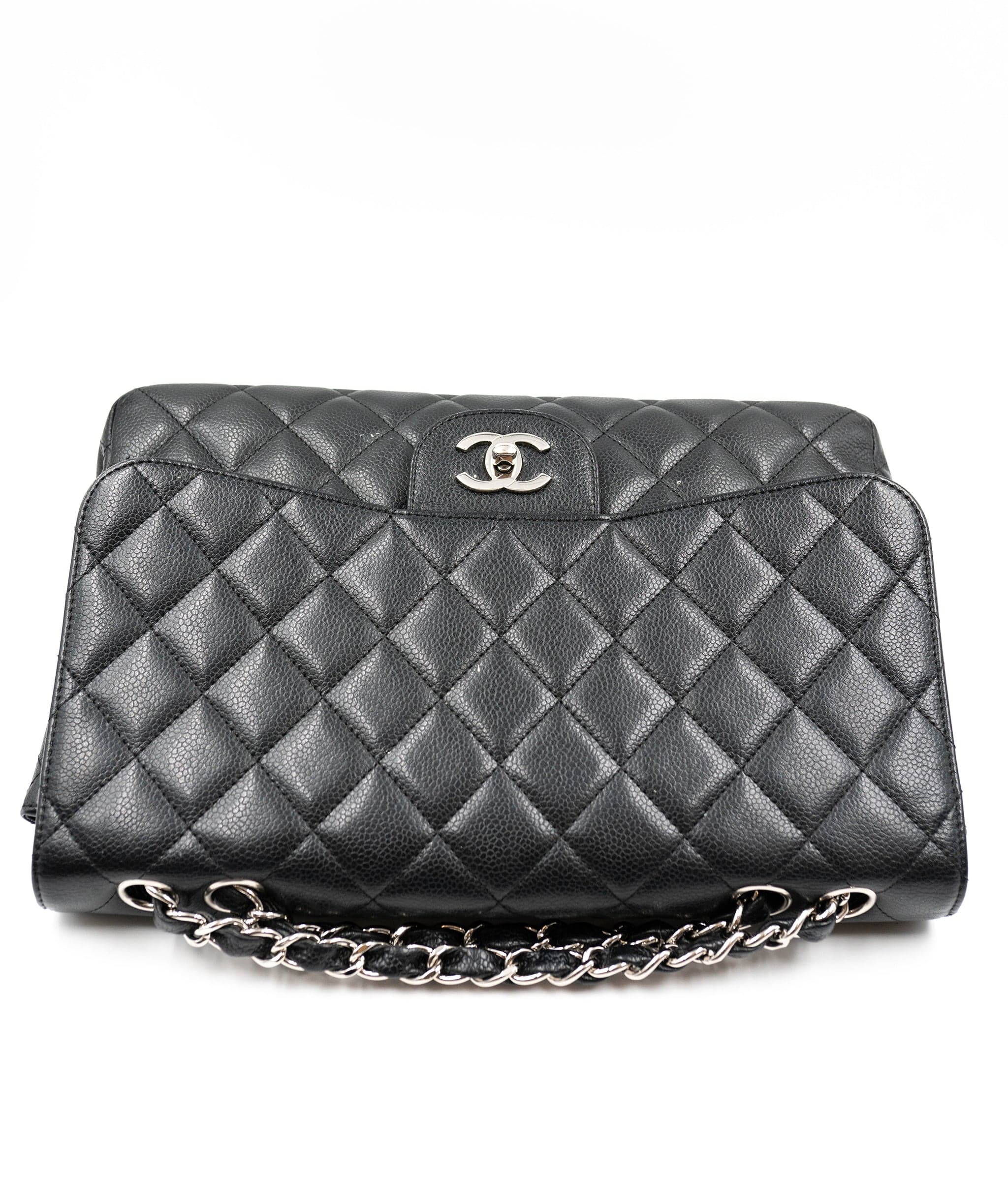 Chanel Chanel Caviar jumbo classic flap AGL2314