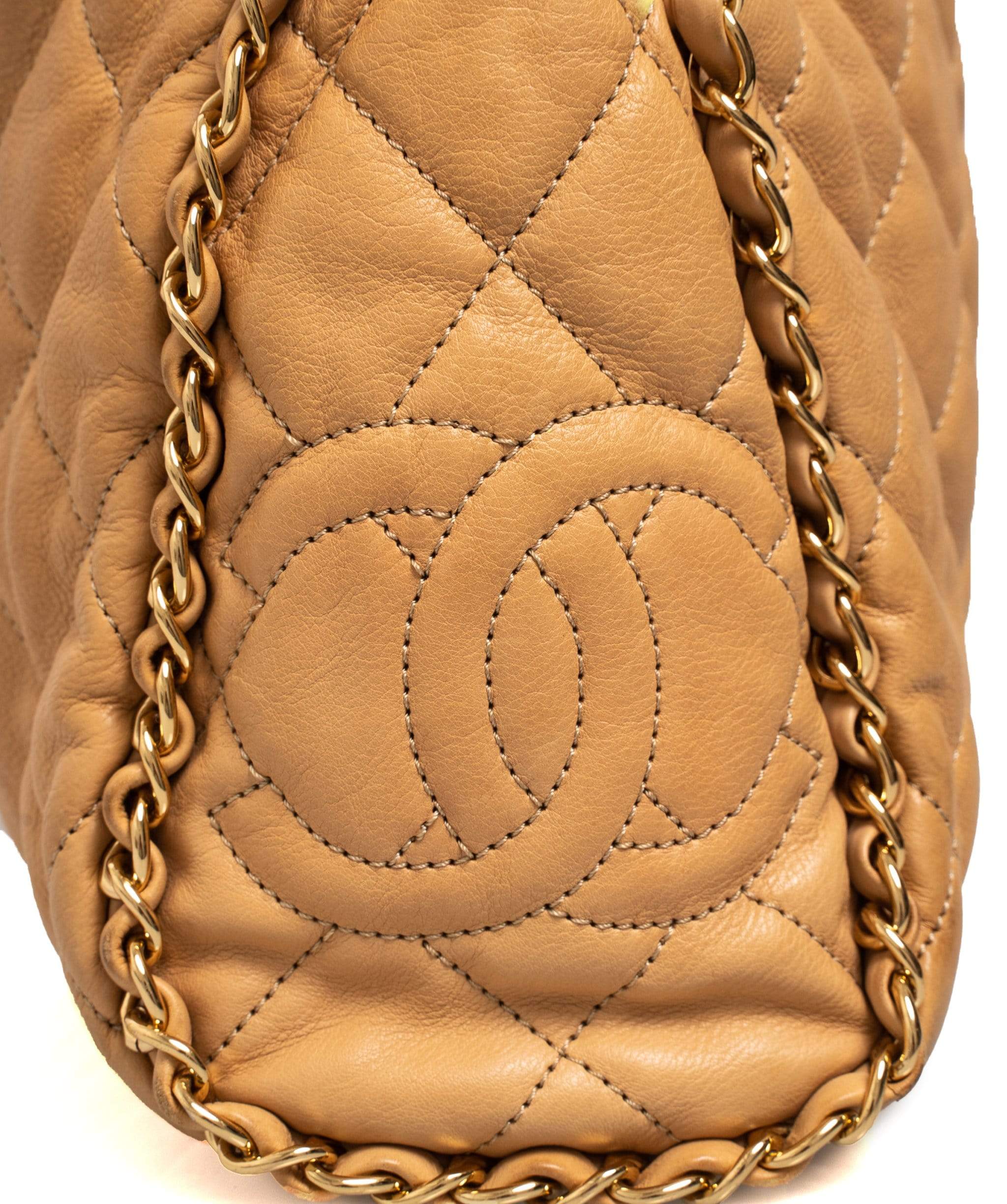 Chanel Chanel Chain Me Hobo - AWL1128