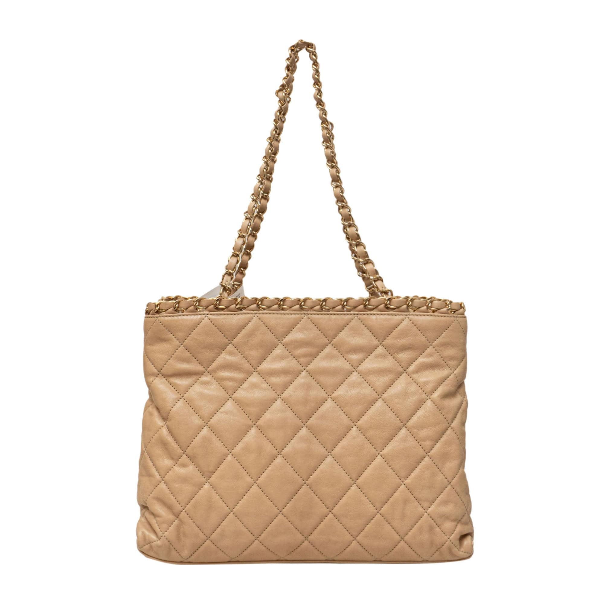 Chanel CHANEL
Chain Me Quilted Leather Tote Bag CHA52105B