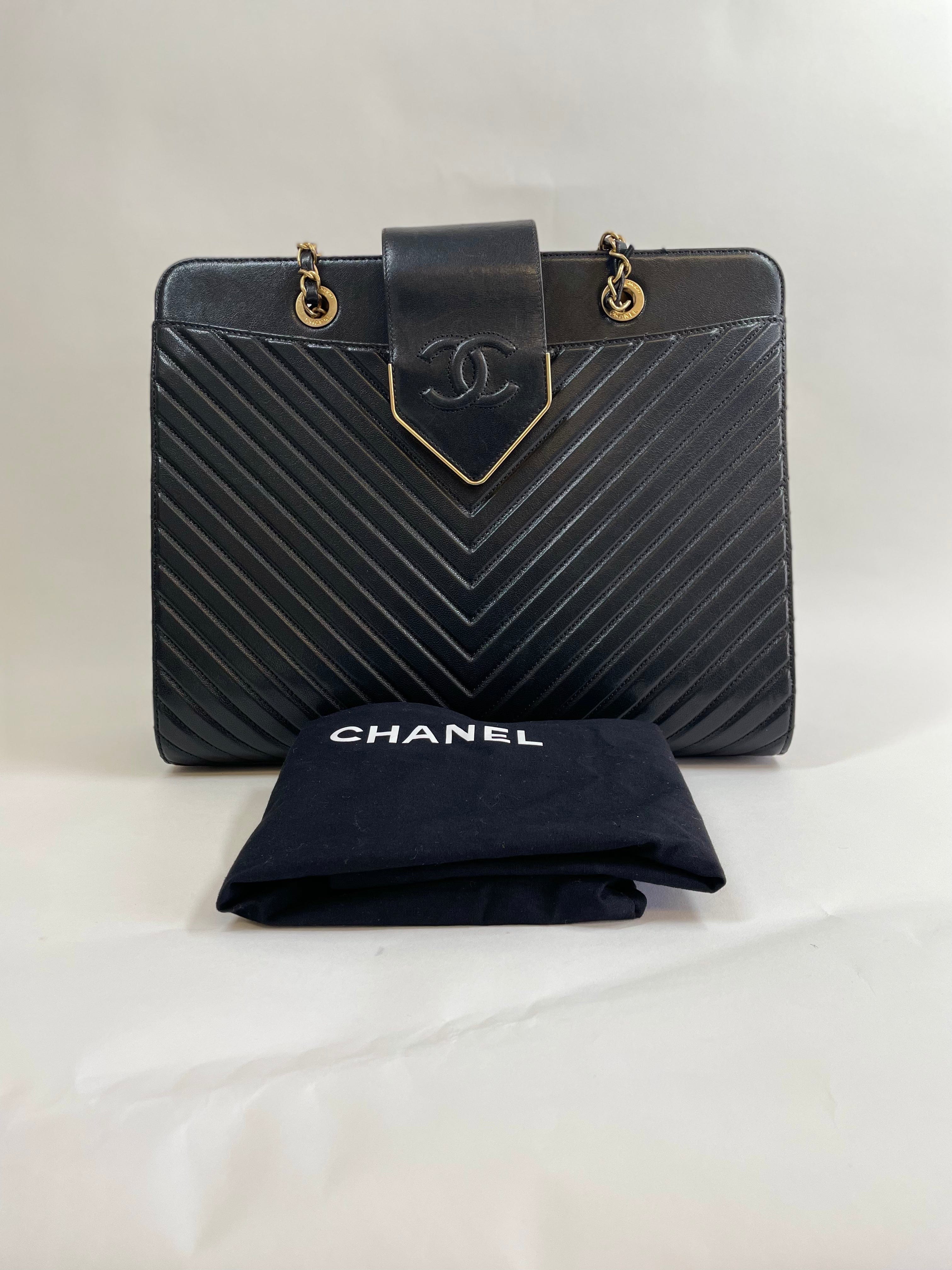 Chanel Chanel Chevroned Chain Shoulder Bag ASL3056