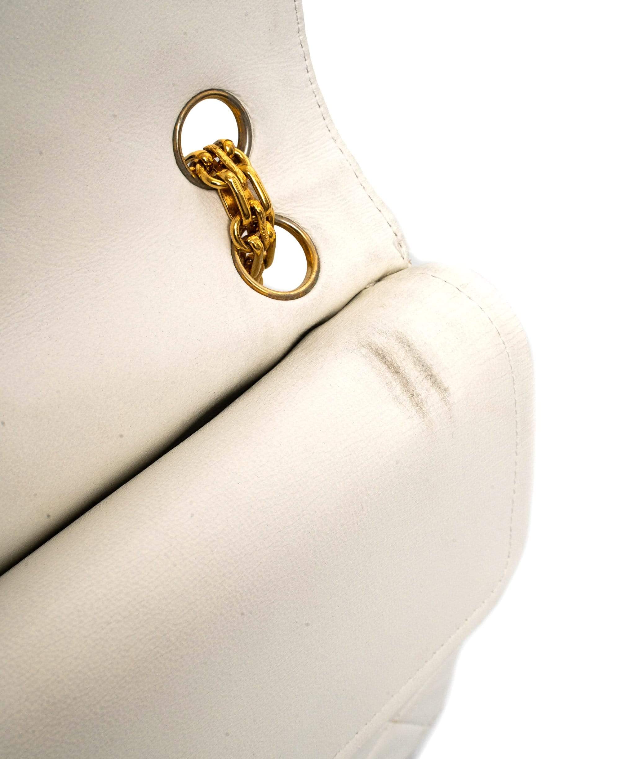 Chanel Chanel classic white flap lambskin bag gold hardware - ASL1653