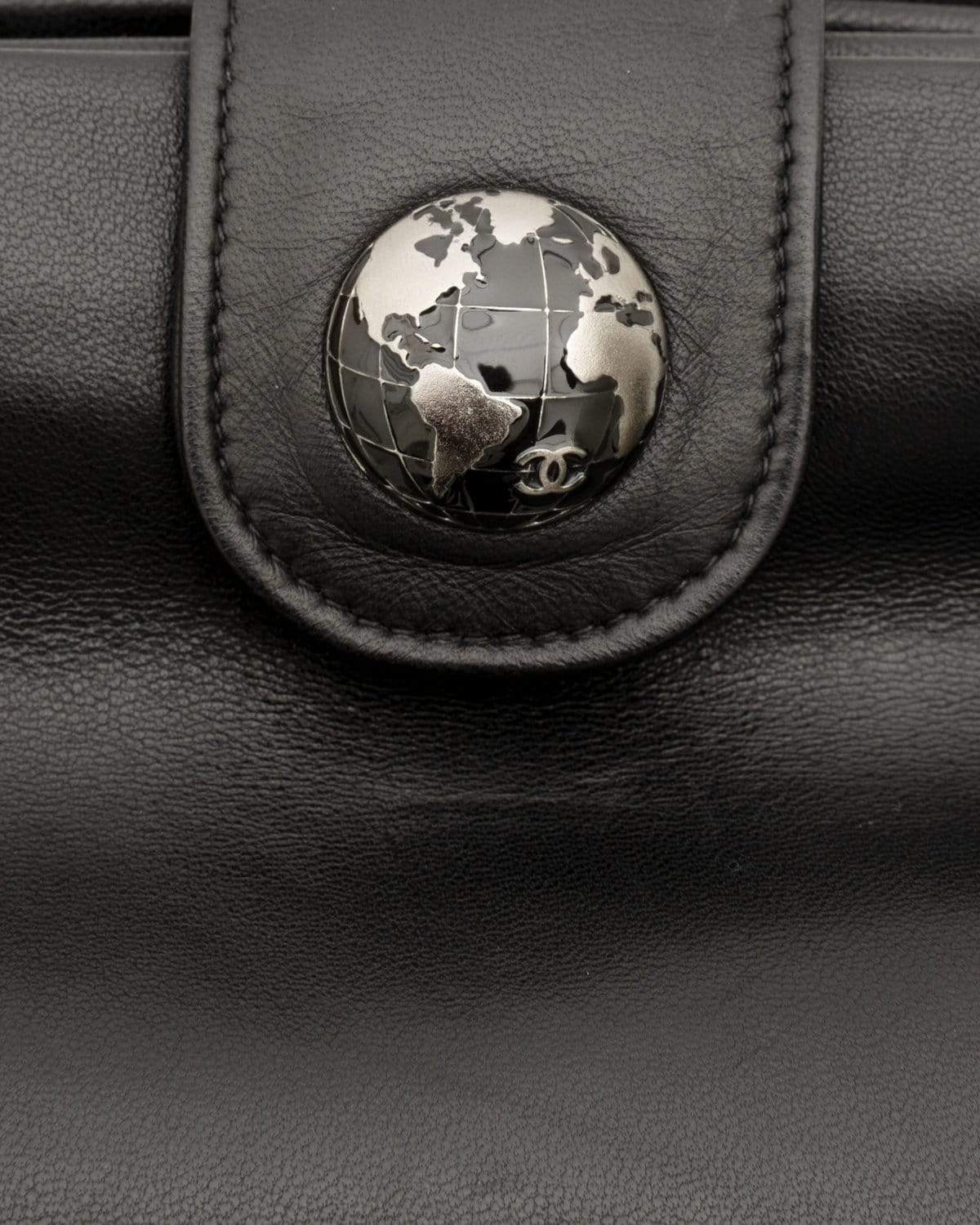 Chanel Chanel clutch globe with Charm detailing - ADL1657