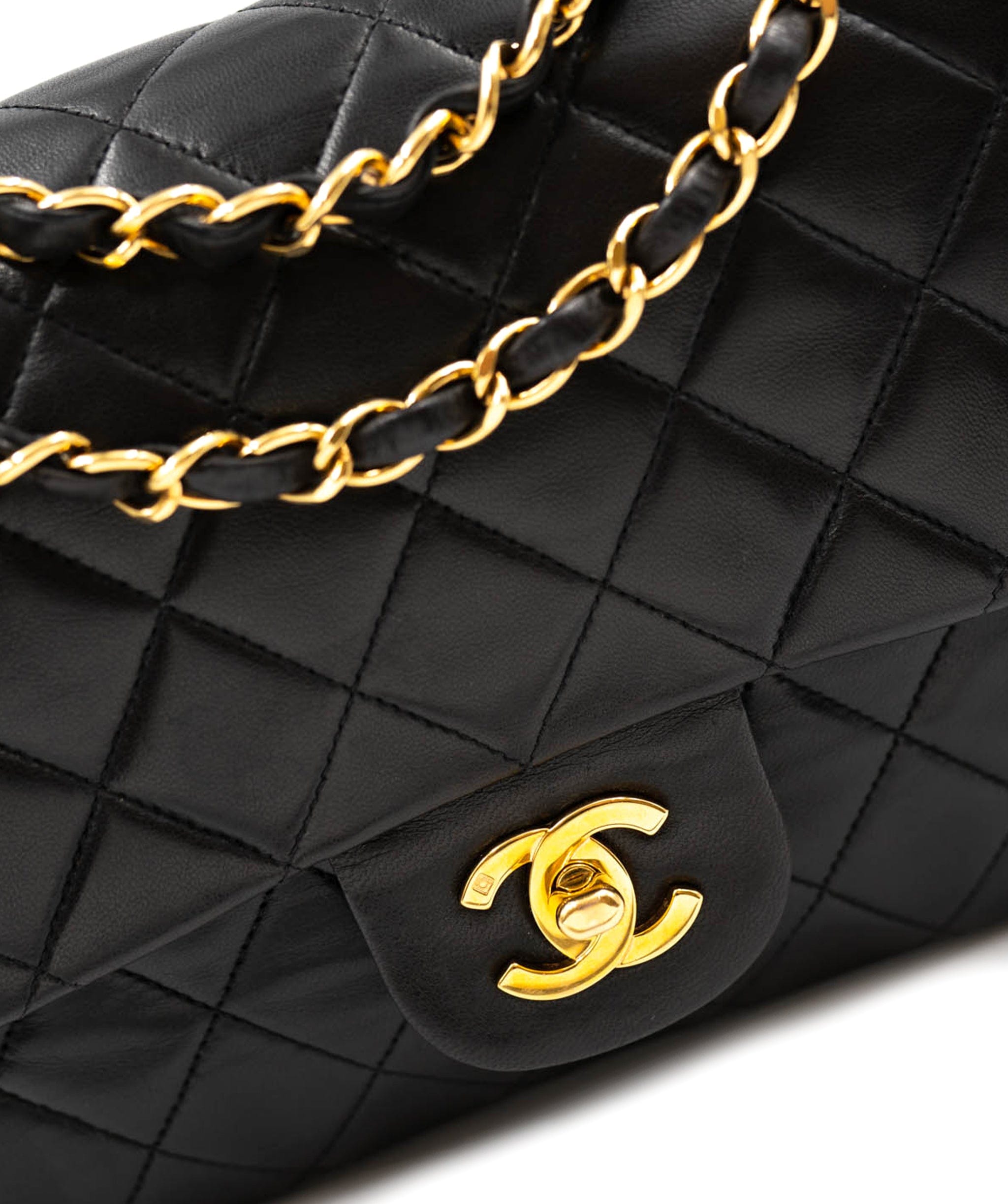 Chanel Chanel medium classic flap UKL1013