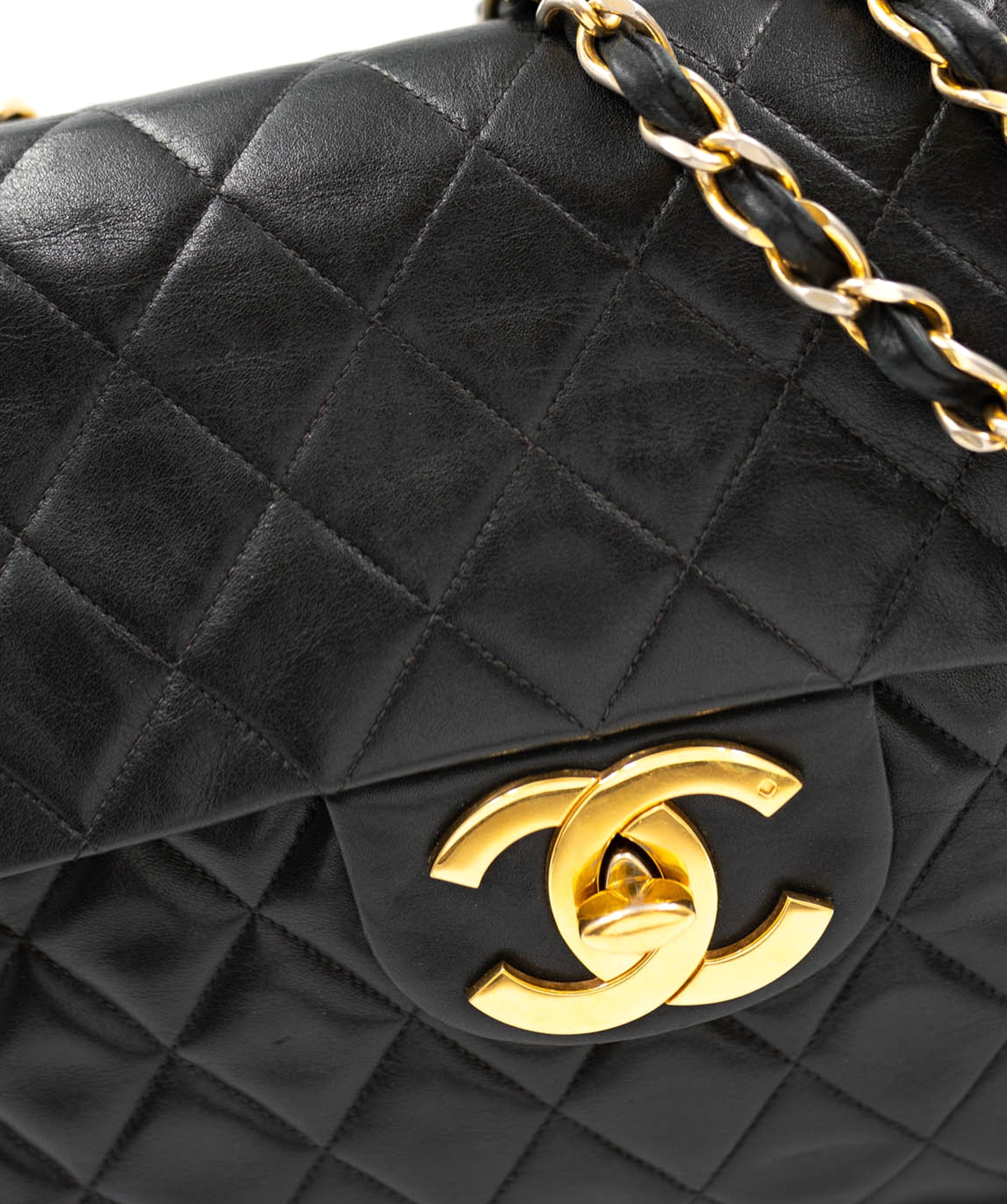 Chanel Chanel XL Classic Flap black with gold hardware - ASL1655