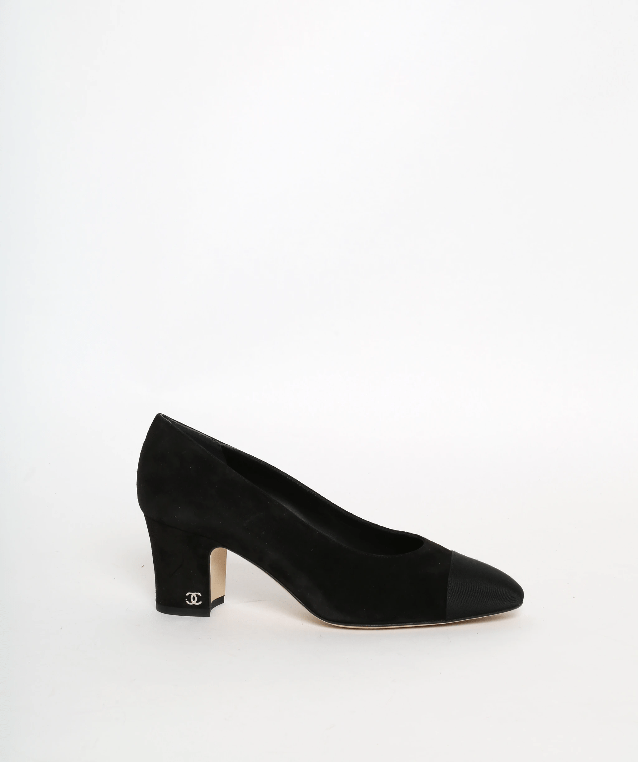 Chanel Chanel Black Suede Pumps size 38