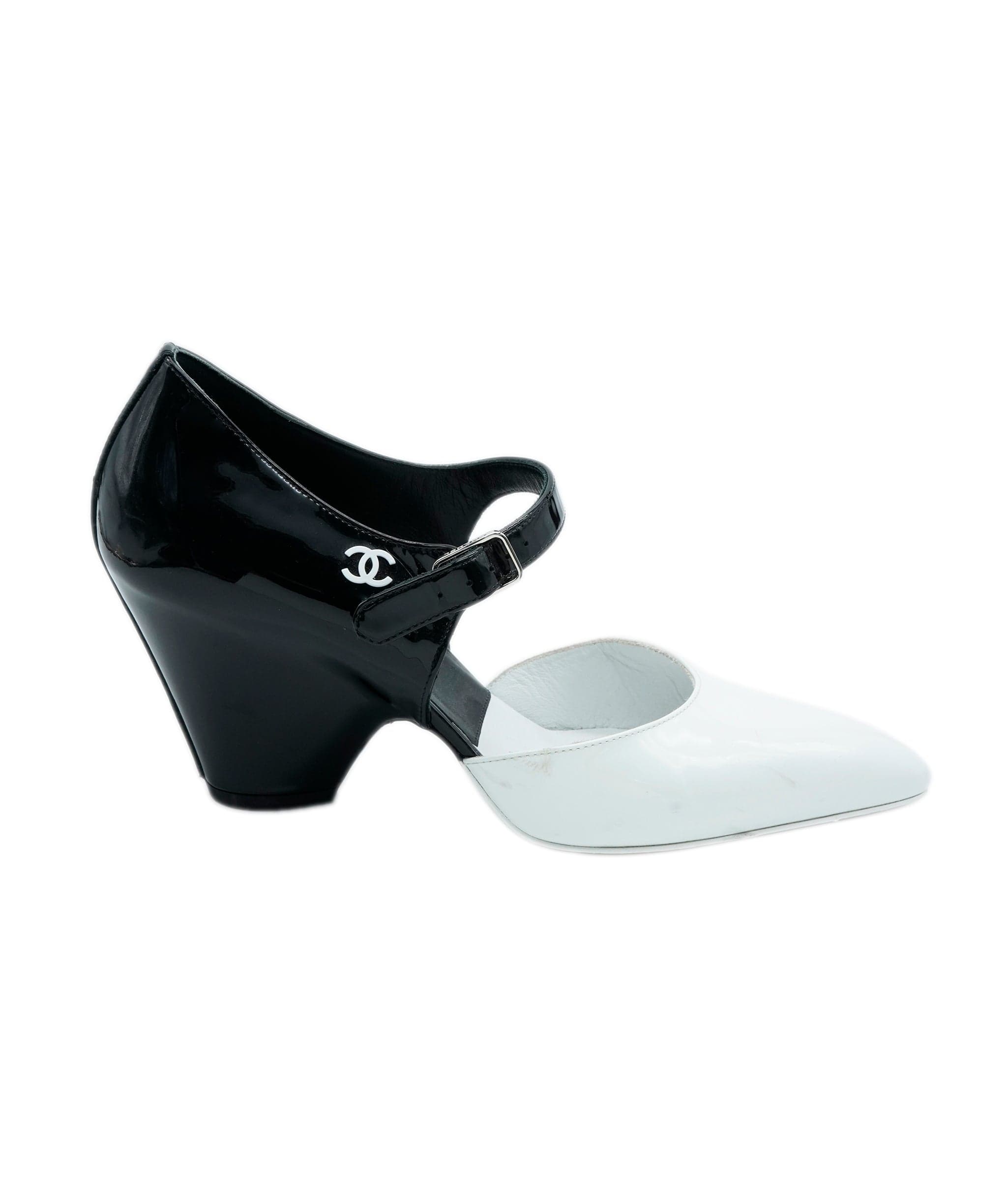 Chanel Chanel patent black and white kitten heels 38 ASL6512