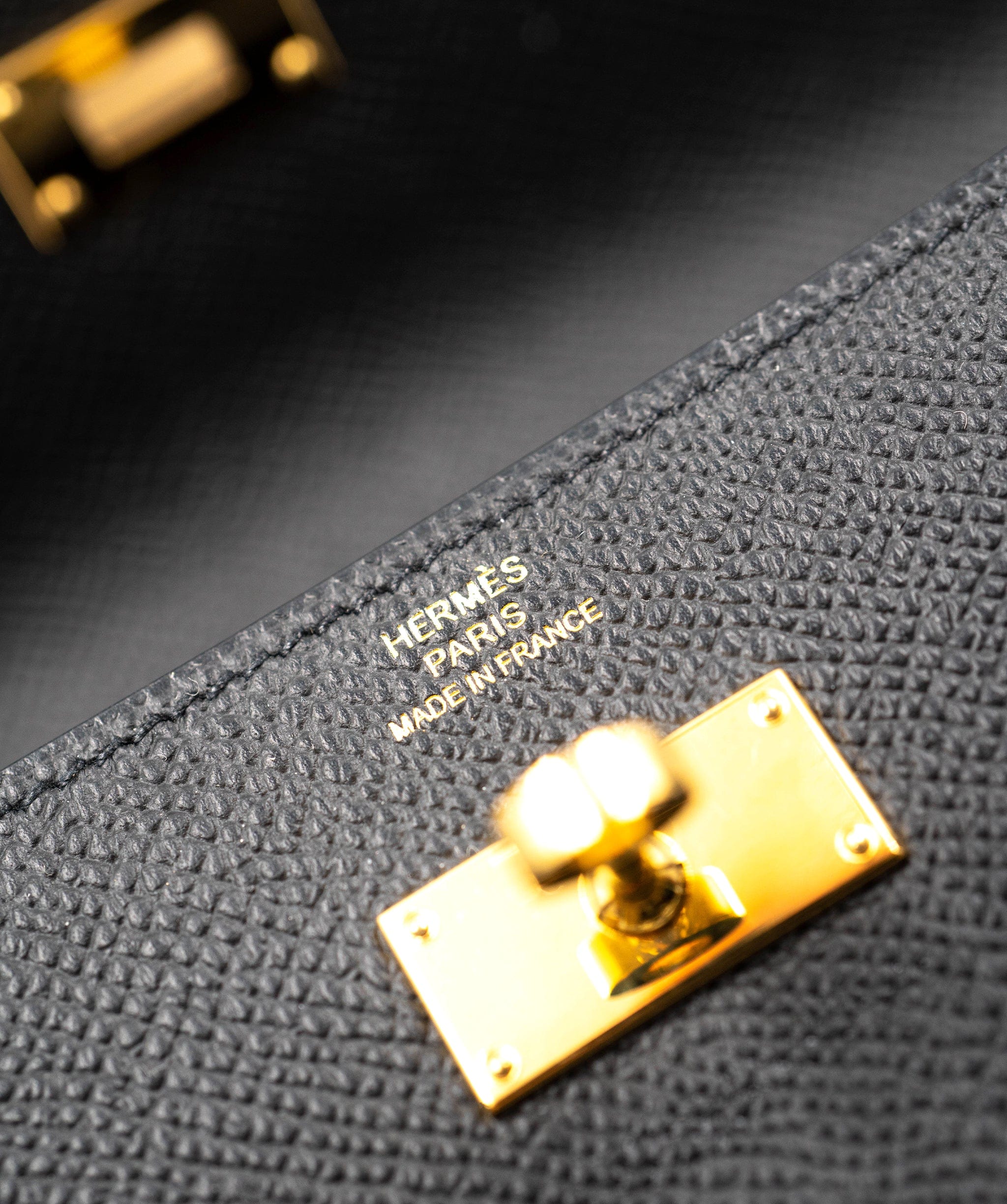 Hermès Hermes kelly to go in black epsom with GHW.  AGC1170