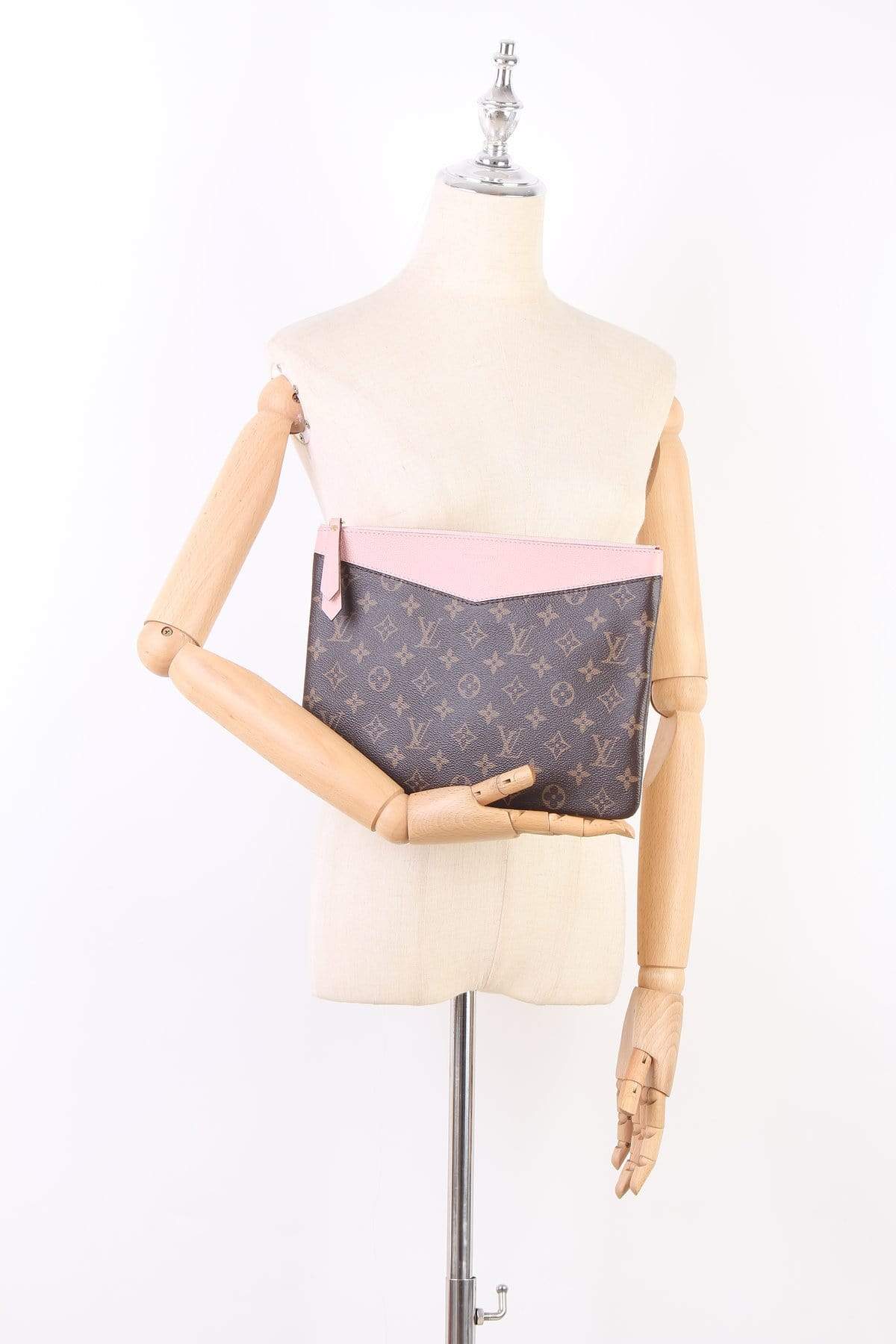 Louis Vuitton Louis Vuitton Monogram Daily Pouch MW2865